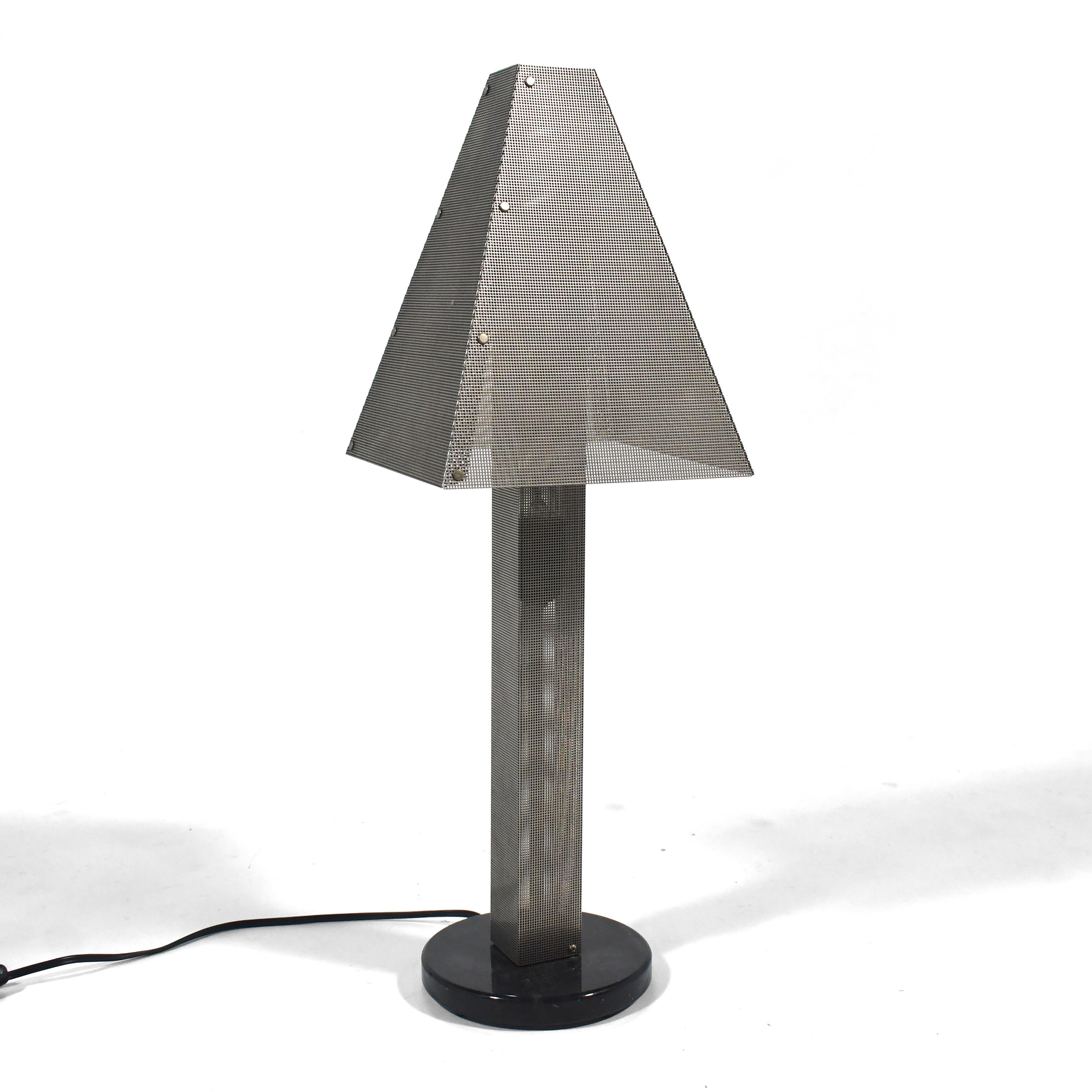 Cet ingénieux design post-moderne de Wendy Stephens utilise de l'acier perforé à la fois pour la lampe et pour l'abat-jour. Une ampoule à l'intérieur du corps l'éclaire de l'intérieur tandis que la base en marbre noir le maintient stable.

23.25 