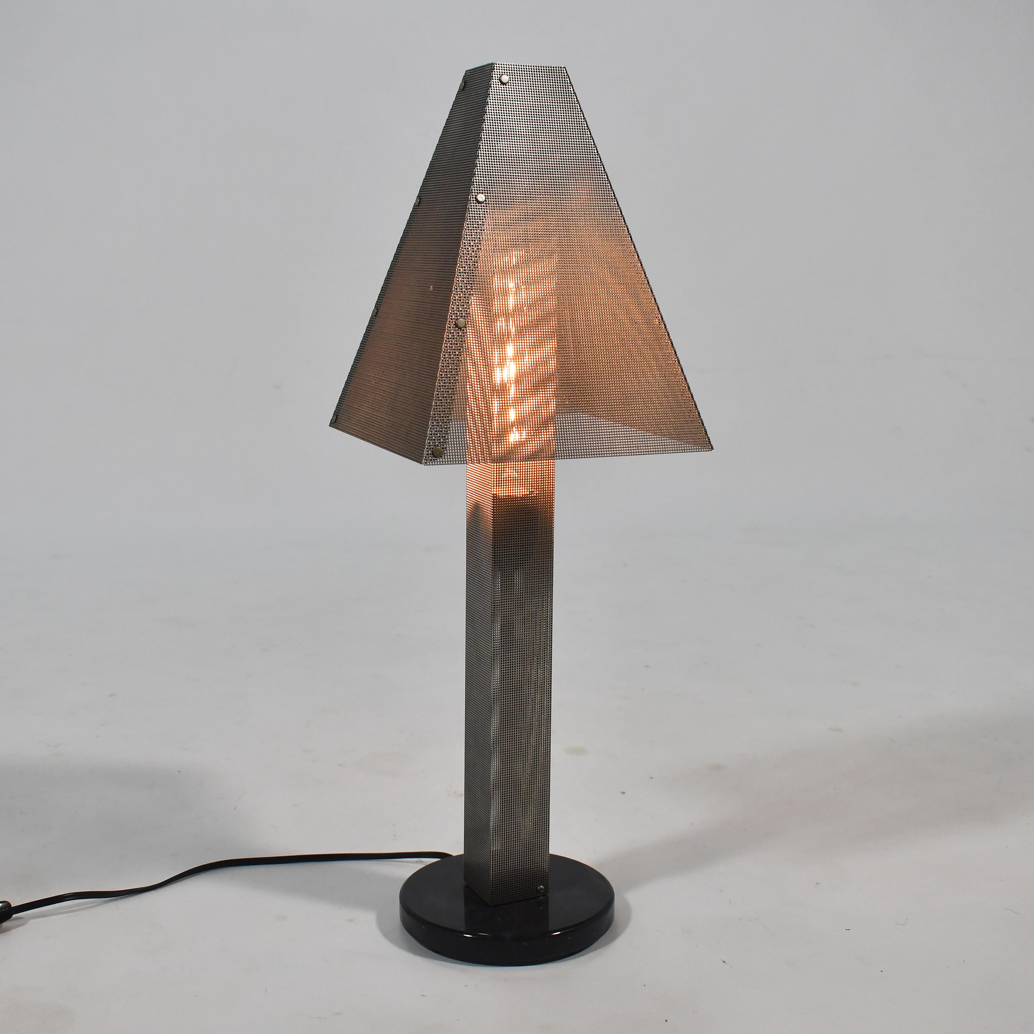 Postmoderne Lampe de bureau Wendy Stephens en acier perforé en vente