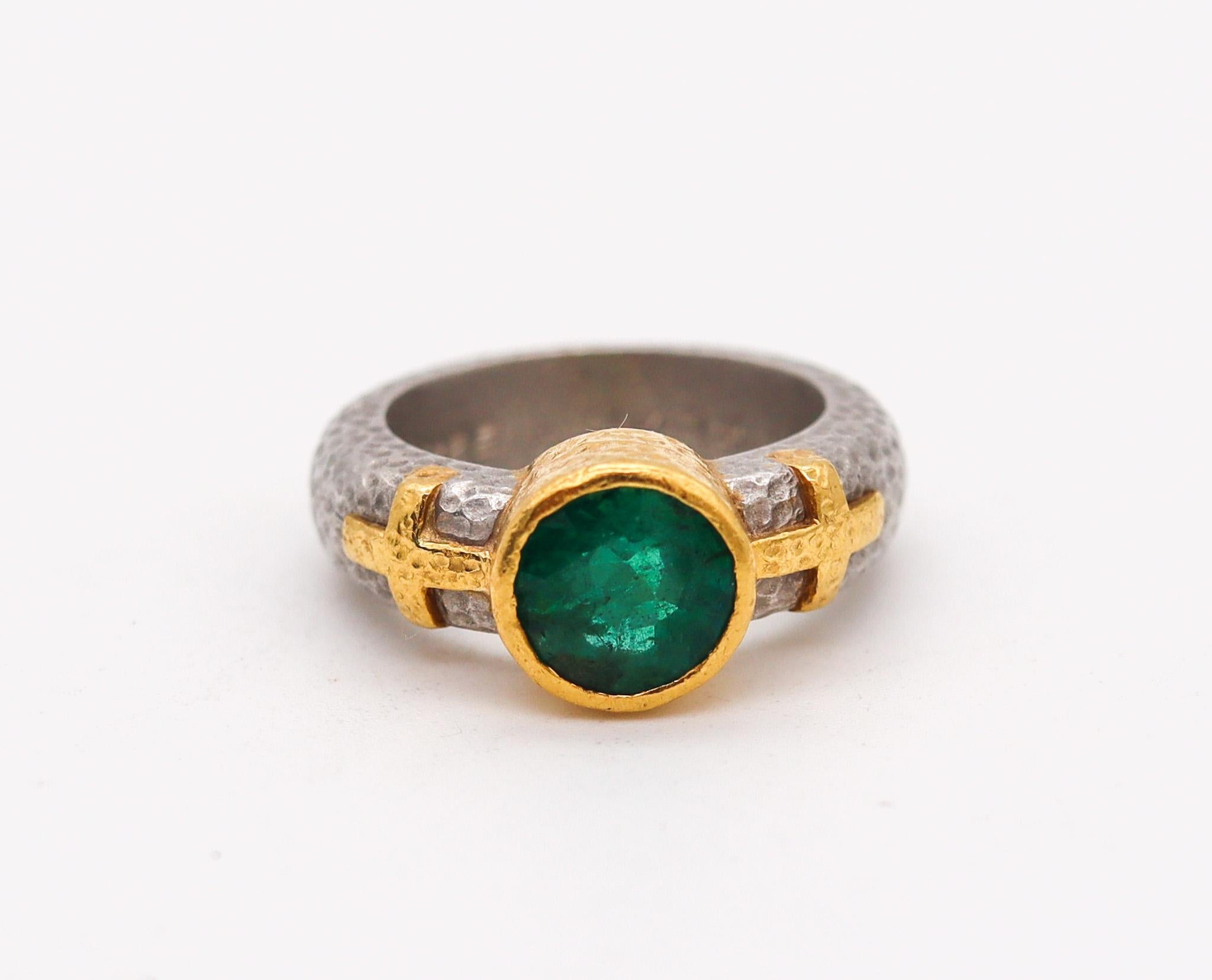 Gehämmerter Ring, entworfen von Wendy Walker.

Schöner Ring, der 1995 in Los Angeles, Kalifornien, von der amerikanischen Schmuckdesignerin Wendy Walker entworfen wurde. Dieser Ring wurde mit byzantinischen Mustern aus massivem Platin (950/.999) und