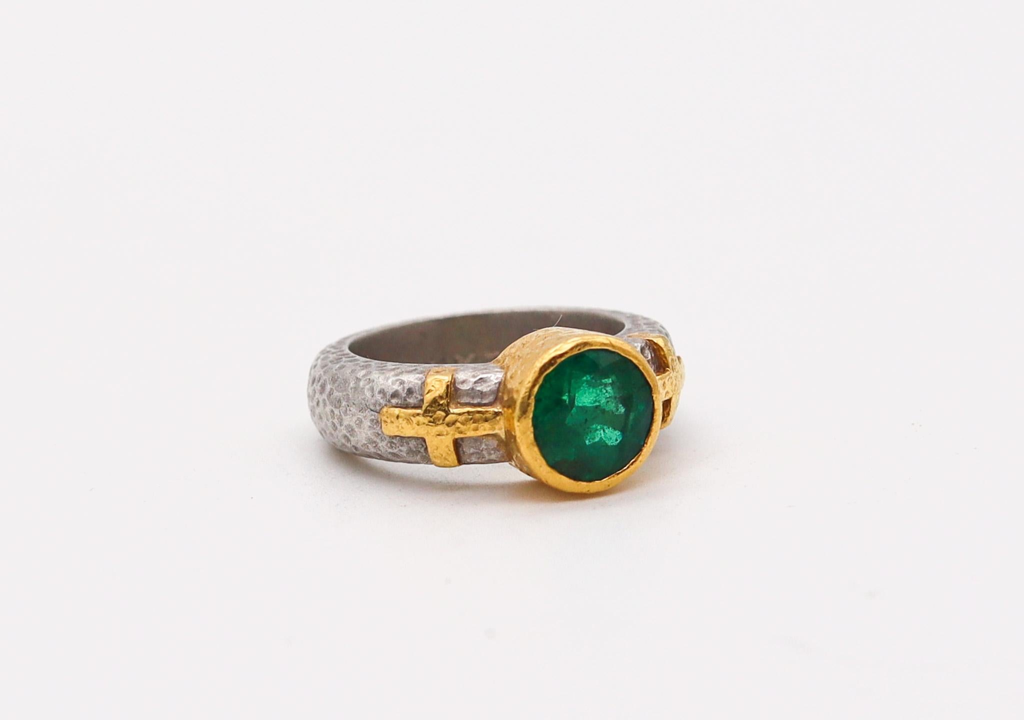 Wendy Walker 1995 gehämmerter Ring aus Platin und 22 Karat Gold mit 1,45 Karat Smaragd (Byzantinisch) im Angebot