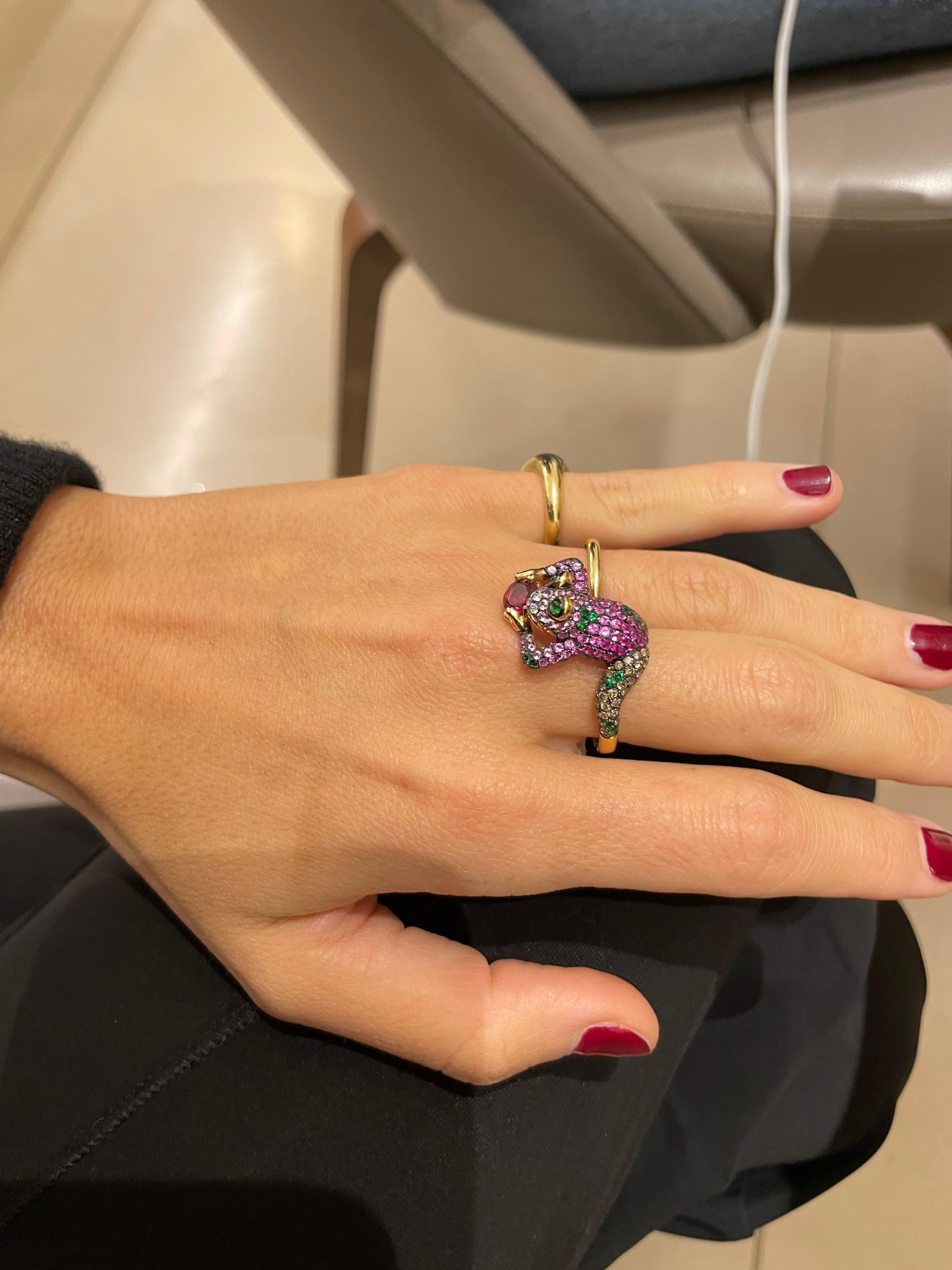 Wendy Yu 18KT Rose Gold Frog Ring 1.38Ct Pink Sapphire 0.70 Ct Brown Diamond In New Condition In New York, NY