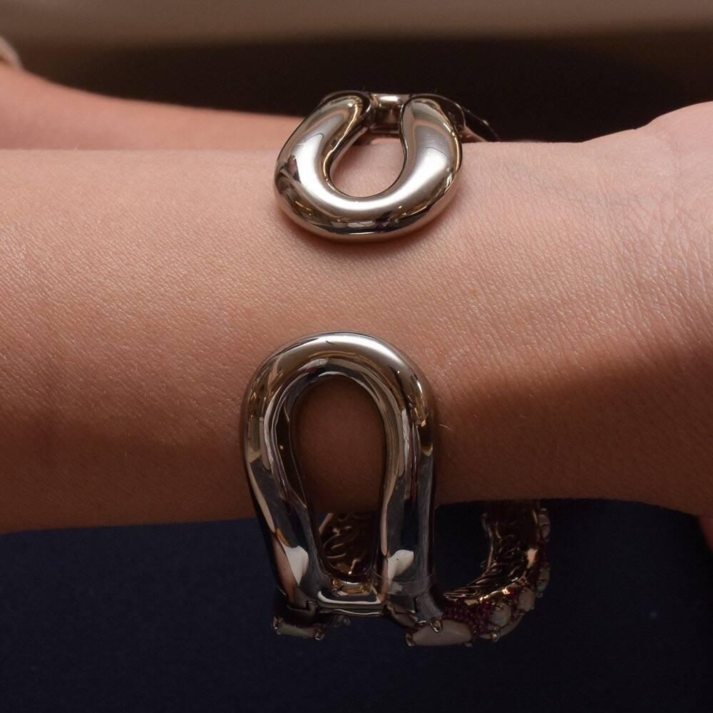 Wendy Yue Brazalete de oro de 18 quilates con forma de serpiente de rubí de 8,60 quilates y ópalo de 16,05 quilates Artesano en venta