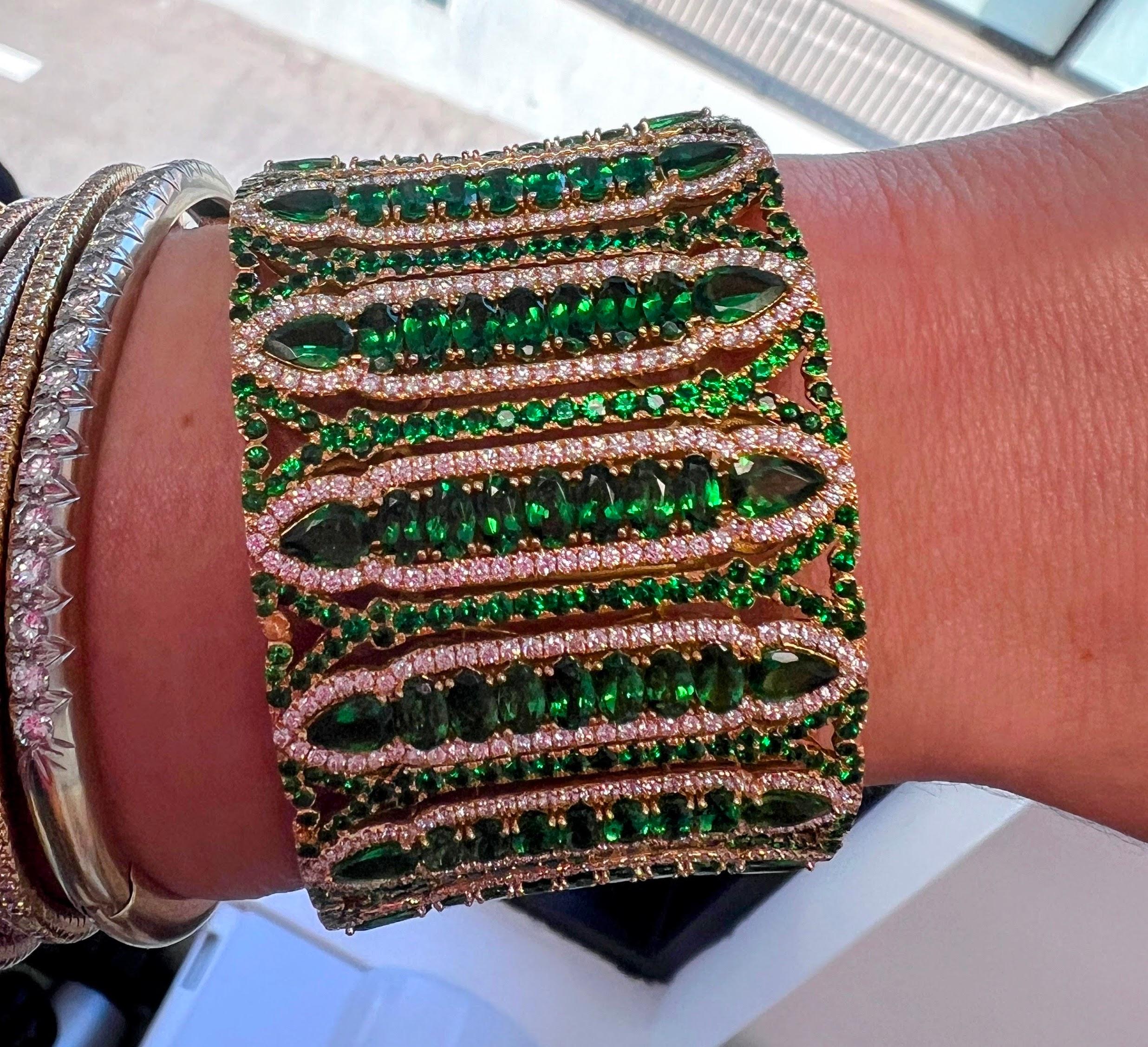 Wendy Yue Pulsera brazalete ancha con diamantes y granates en venta 4