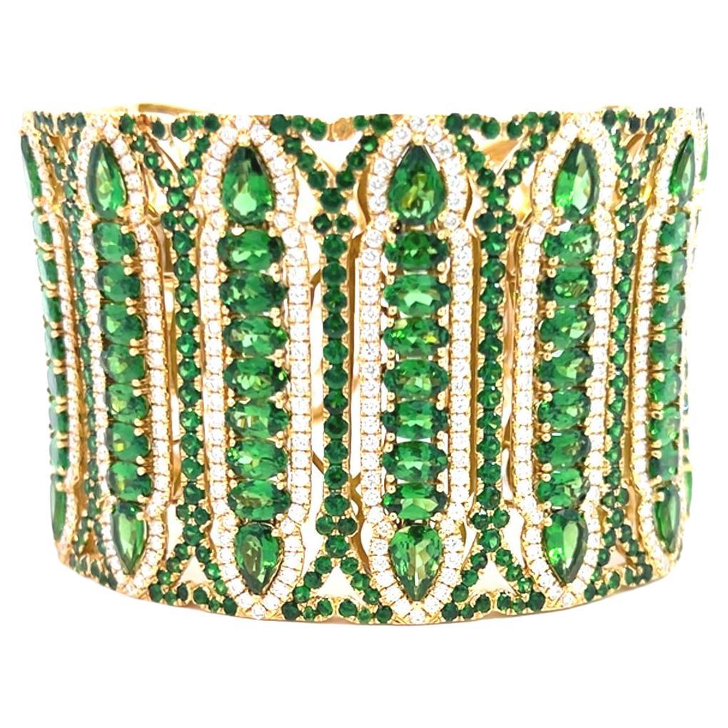 Wendy Yue Pulsera brazalete ancha con diamantes y granates Moderno en venta