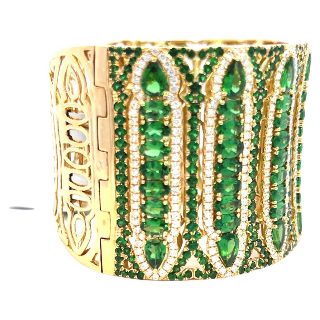 Pulsera brazalete ancha de diamantes y granates de Wendy Yue.  Este exquisito brazalete único, meticulosamente elaborado, presenta 429 vibrantes granates verdes, con un peso total de 26,87 quilates, dispuestos en un intrincado patrón, complementados
