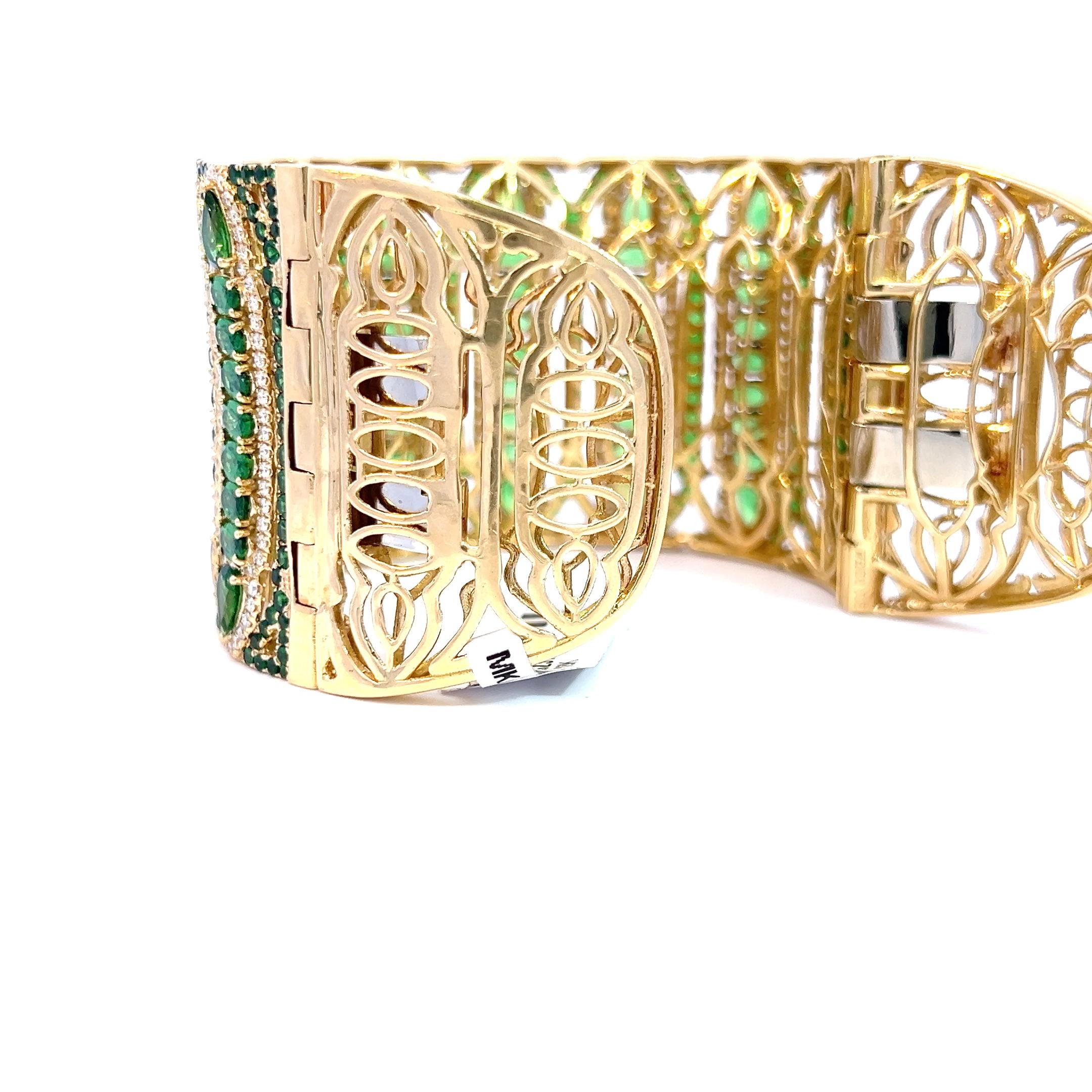 Wendy Yue Pulsera brazalete ancha con diamantes y granates en venta 1