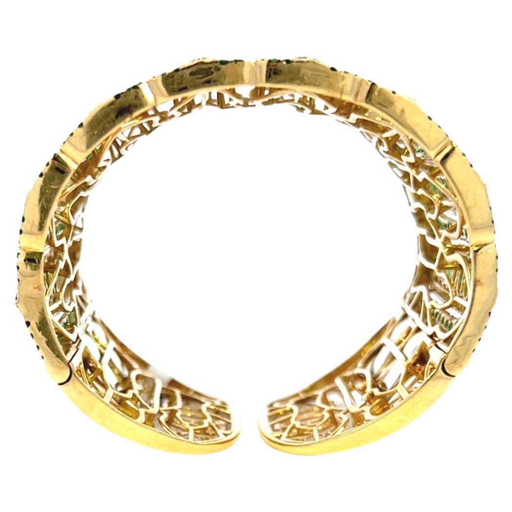 Wendy Yue Pulsera brazalete ancha con diamantes y granates en venta 3