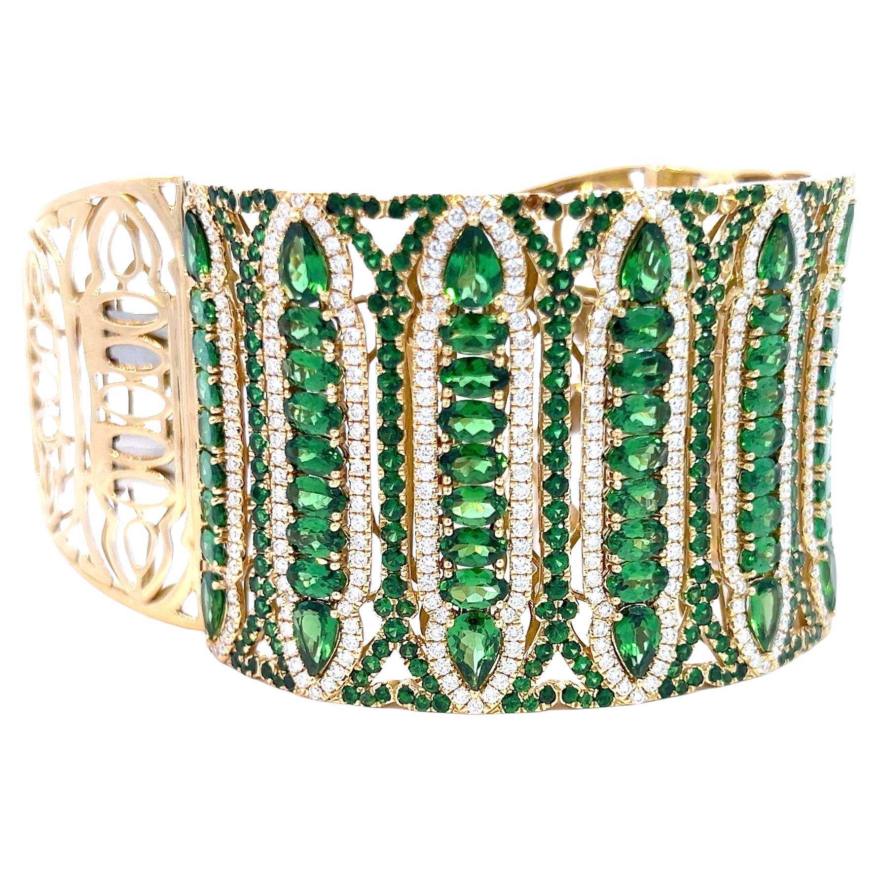 Wendy Yue Pulsera brazalete ancha con diamantes y granates