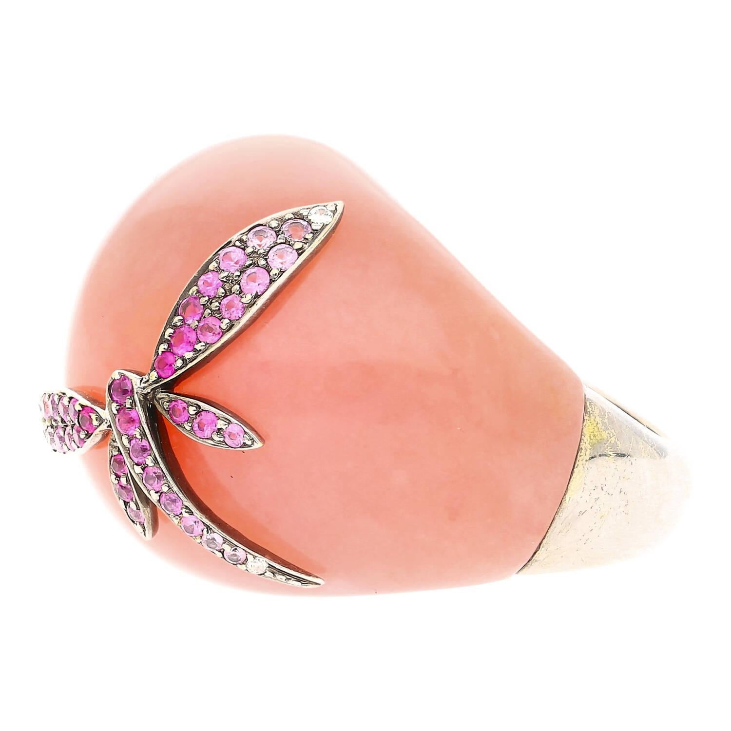 Questo anello firmato Wendy Yue presenta una cupola di opale cabochon scolpita e coronata da una vibrante libellula di zaffiro rosa, incastonata in oro bianco 18 carati. Il suo profilo audace e l'ampio gambo affusolato lo rendono un pezzo forte. Gli