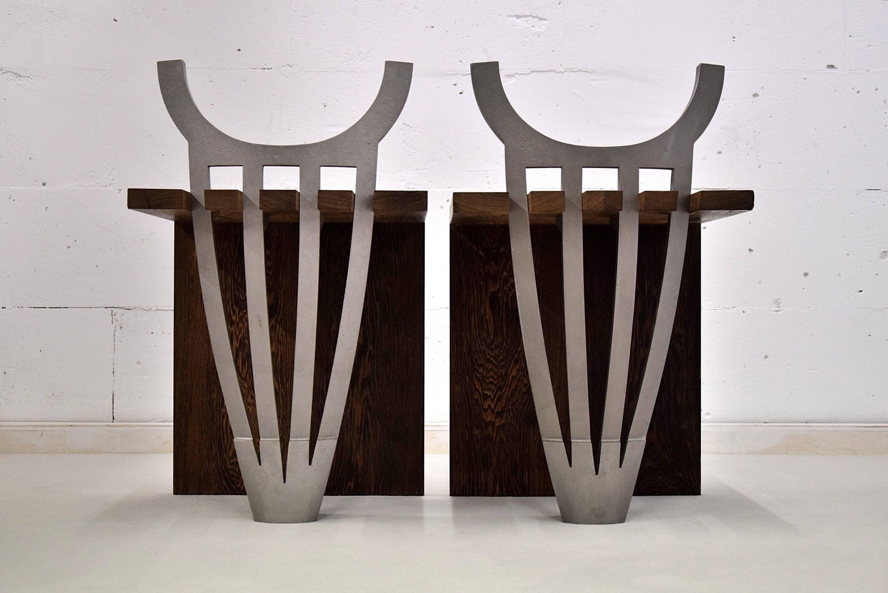 Taburetes contemporáneos de wengué y aluminio Vaciado en venta