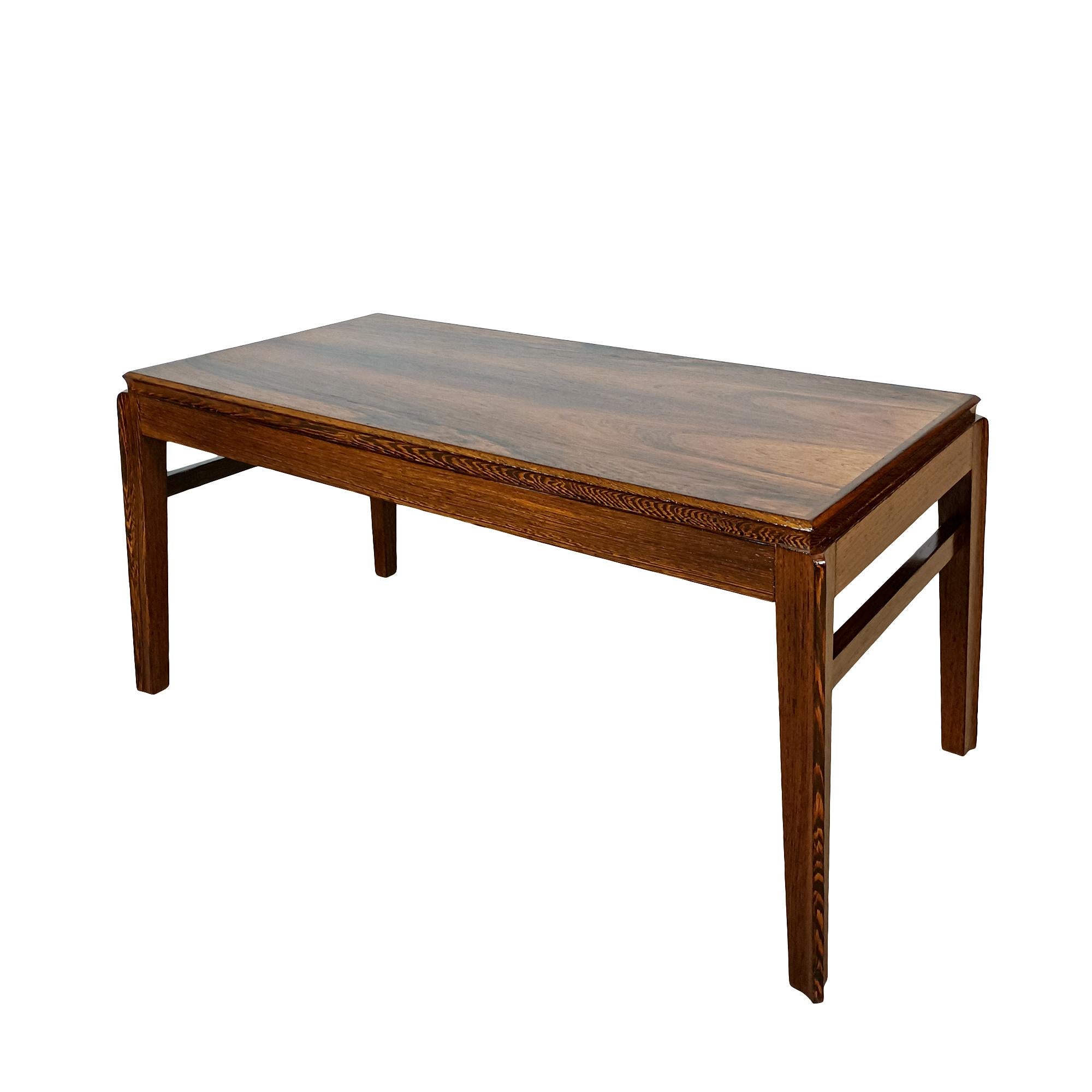 Table basse en wengé massif et palissandre de Rio, finition gomme-laque.

Belgique vers 1960