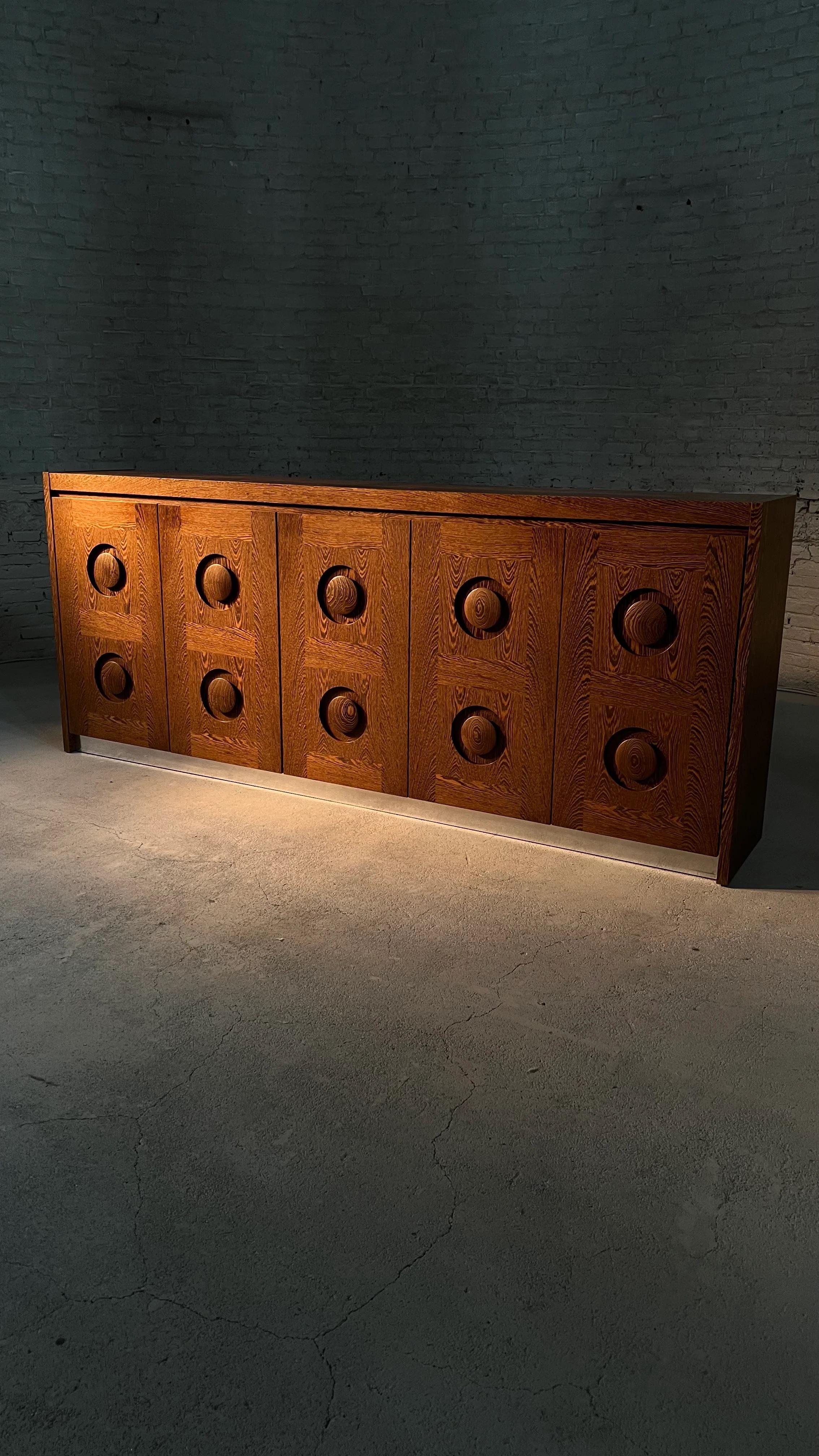 Extremely rare brutalist cabinet in Wengé wood. This large vintage highboard has 5 graphical doors with handles in beautiful solid Wengè. This cabinet were made in the 80s, attributed to the famous manufacturer and designer De Coene Fréres, meaning