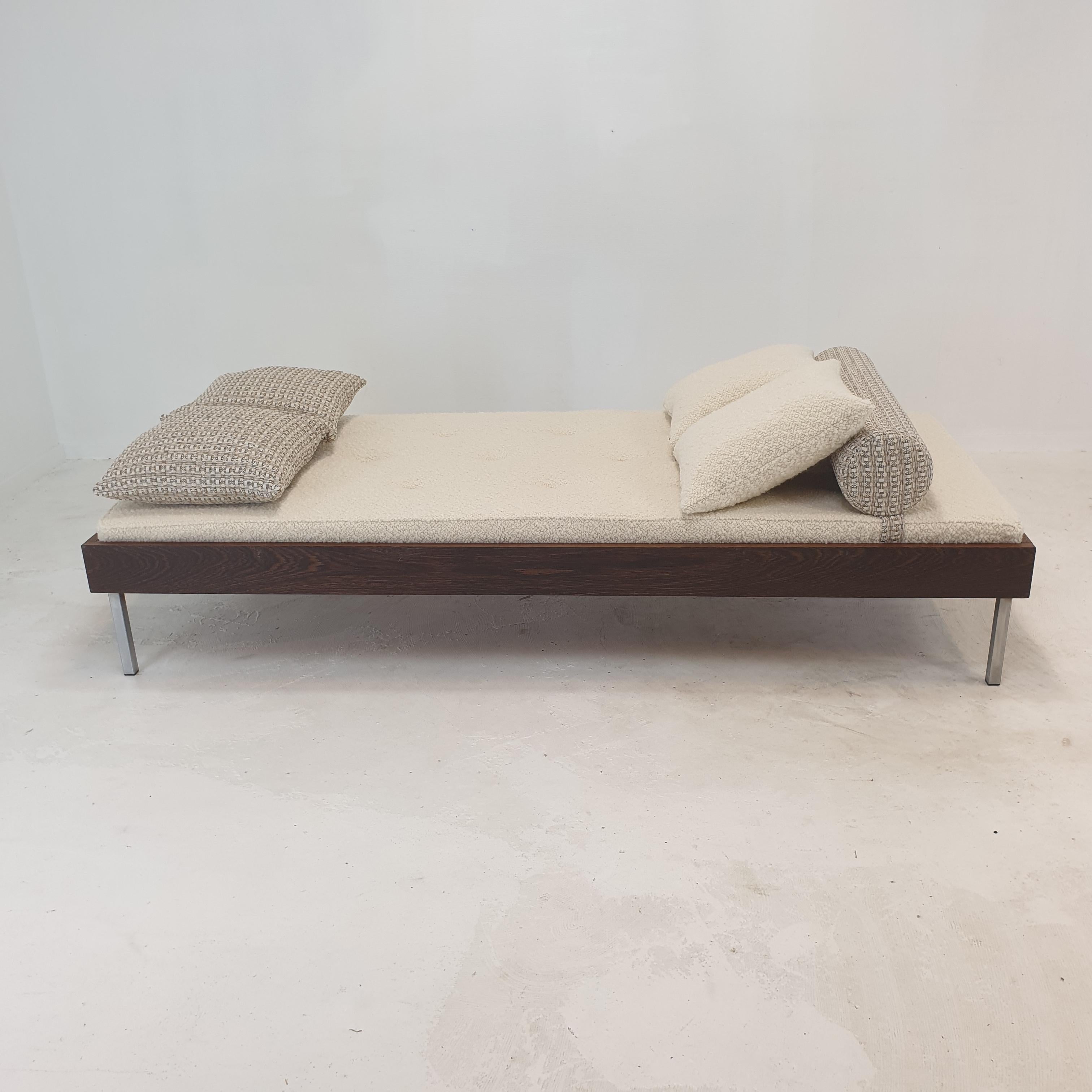 Lit de repos en wengé avec coussins en dedar et traversin, 1970 en vente 7