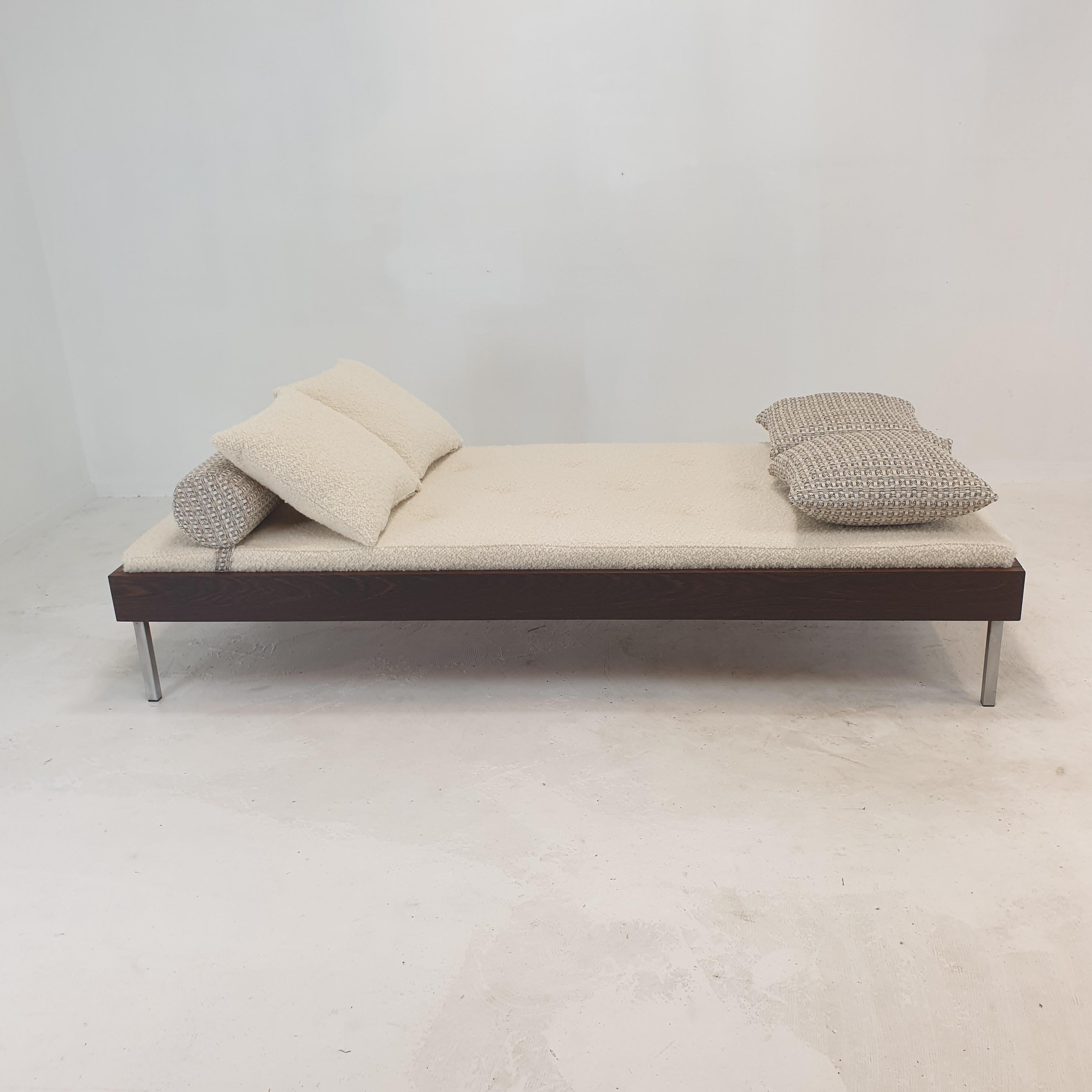 Très beau lit de jour Wengé, fabriqué aux Pays-Bas dans les années 70. 

Le matelas est renouvelé avec une nouvelle mousse et il vient d'être tapissé avec un joli tissu en laine, de même pour deux coussins.

Le traversin et les deux autres coussins