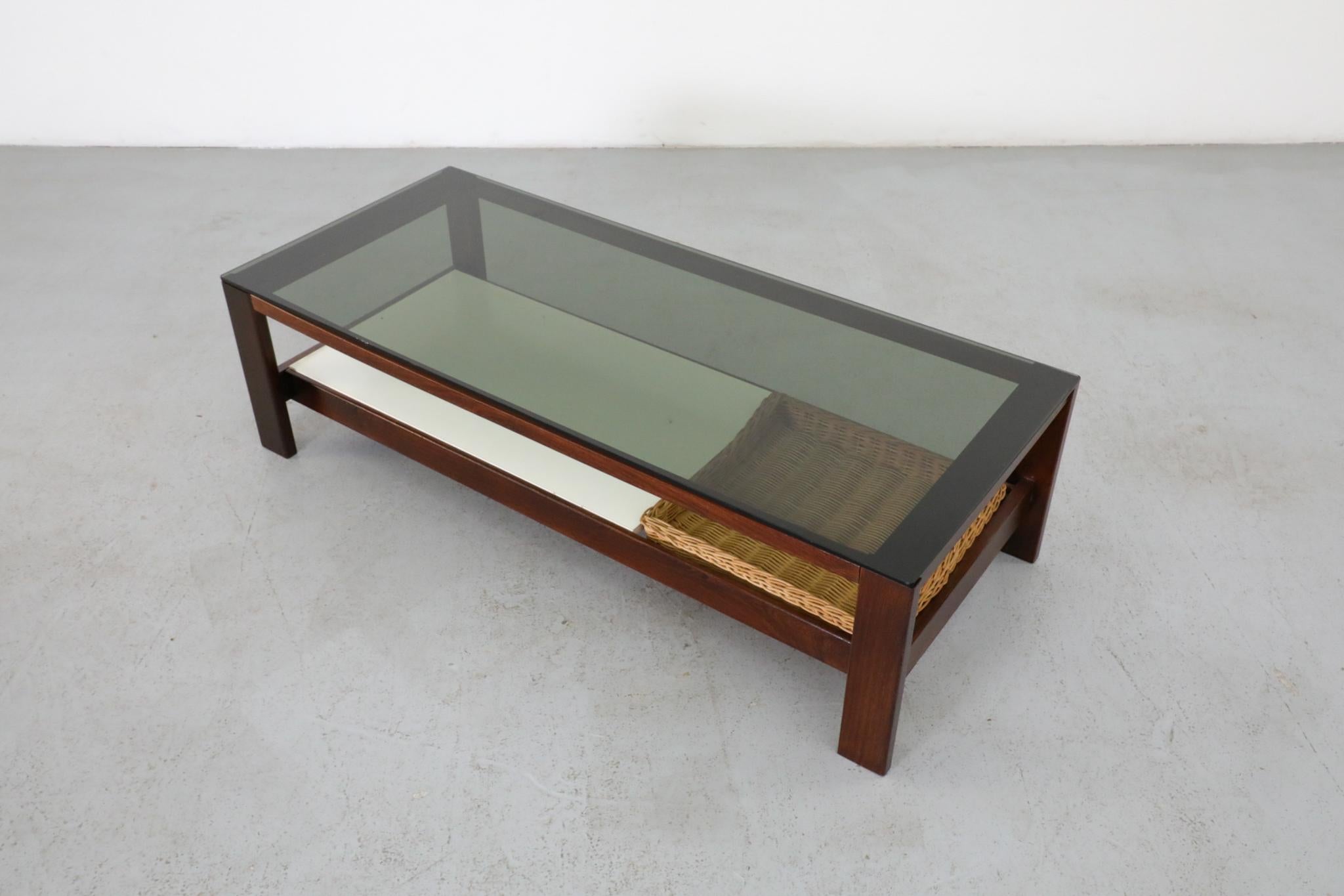 Table basse en wengé, formica et verre avec panier en rotin de Kho Liang Ie en vente 3