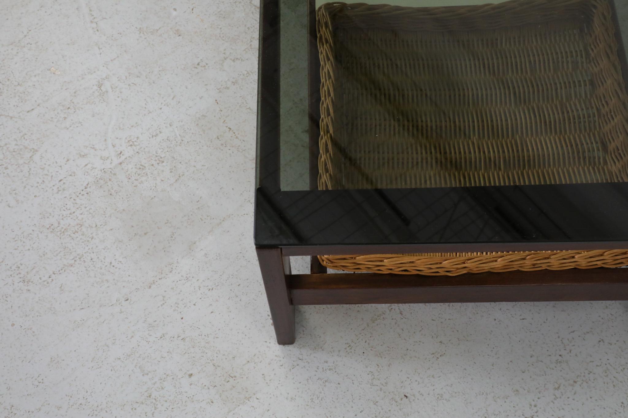 Table basse en wengé, formica et verre avec panier en rotin de Kho Liang Ie en vente 5