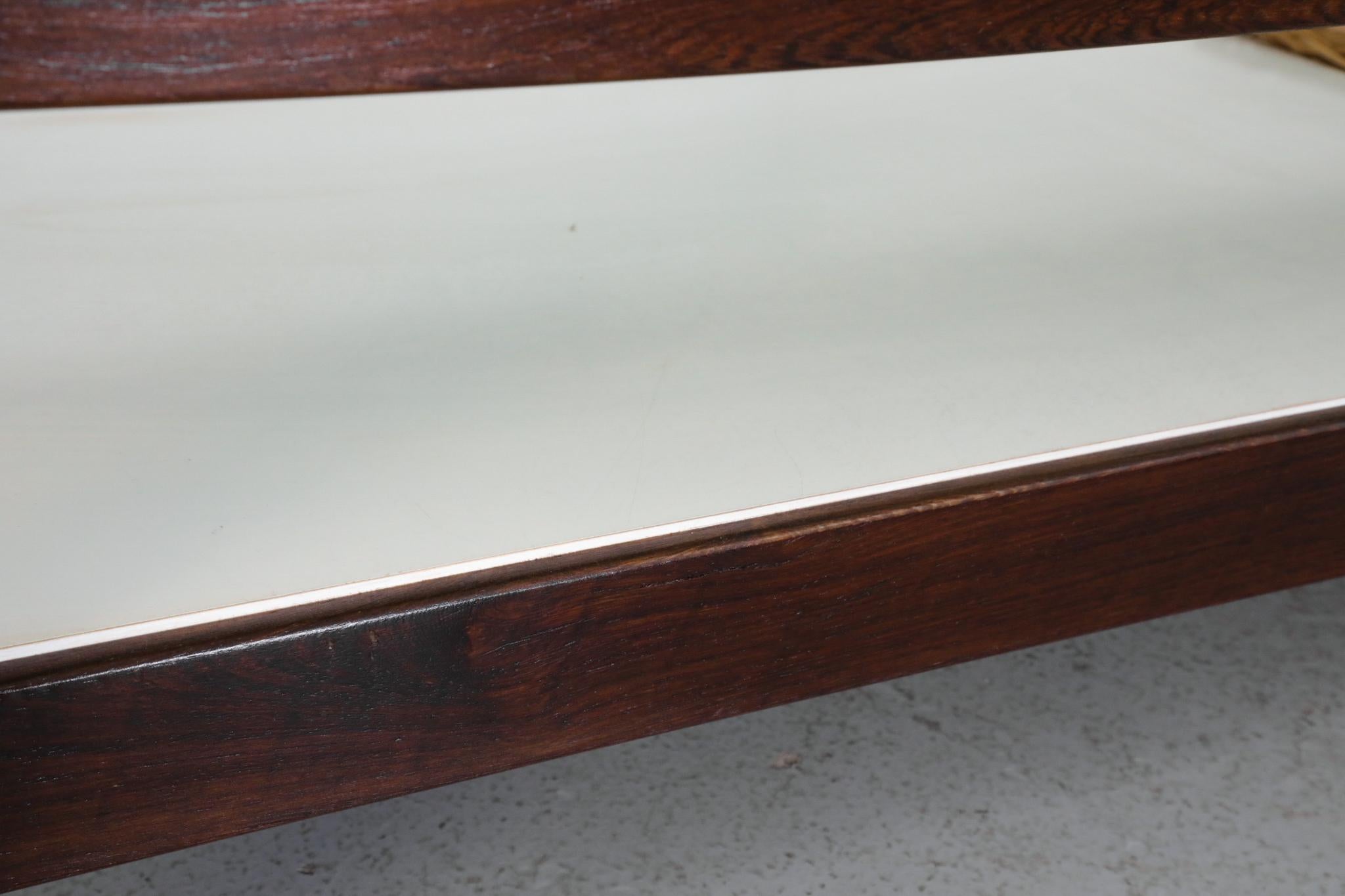 Table basse en wengé, formica et verre avec panier en rotin de Kho Liang Ie en vente 10