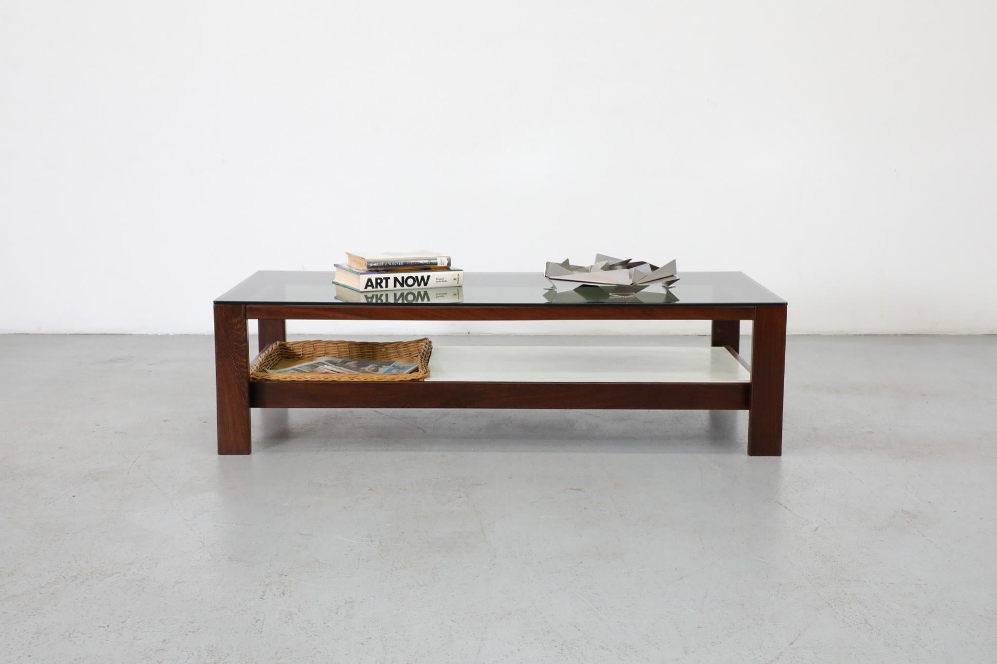 Table basse hollandaise du milieu du siècle, en wengé et verre fumé, par Famed Liang Ie et produite par le célèbre fabricant de meubles hollandais d'après-guerre 't Spectrum. Cette table bien conçue est dotée d'un beau cadre en wengé massif foncé,