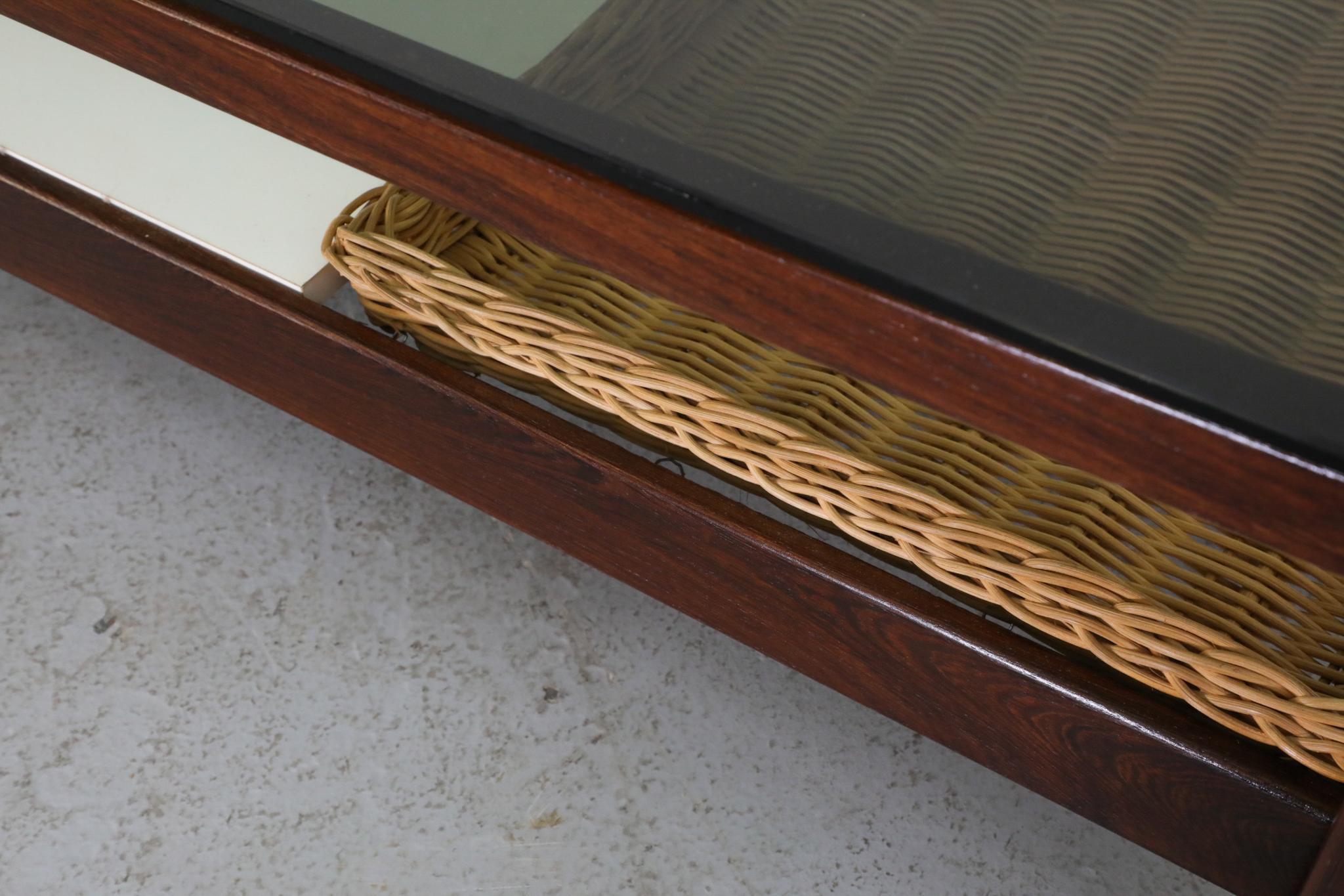 Table basse en wengé, formica et verre avec panier en rotin de Kho Liang Ie en vente 13