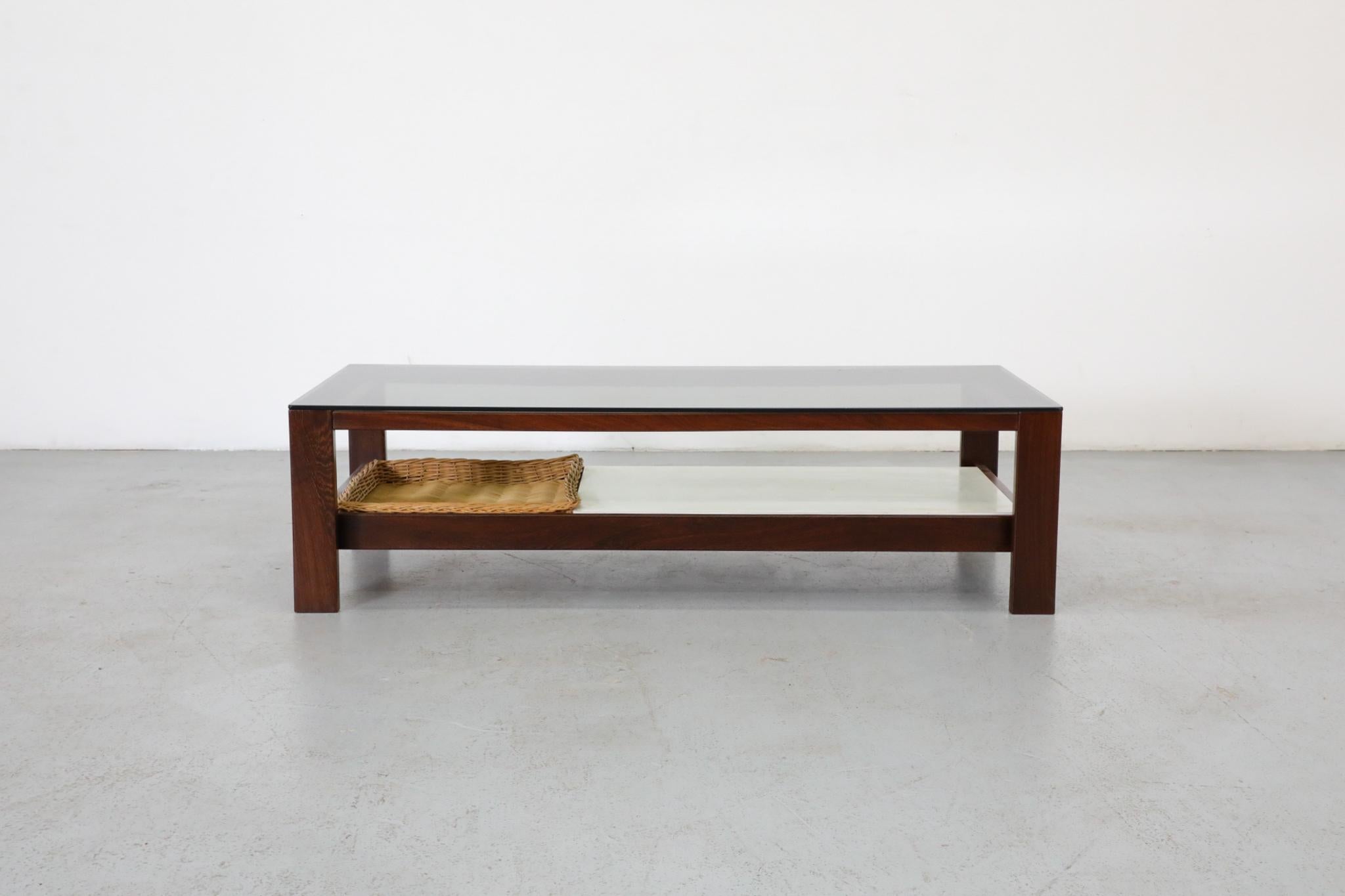 Mid-Century Modern Table basse en wengé, formica et verre avec panier en rotin de Kho Liang Ie en vente