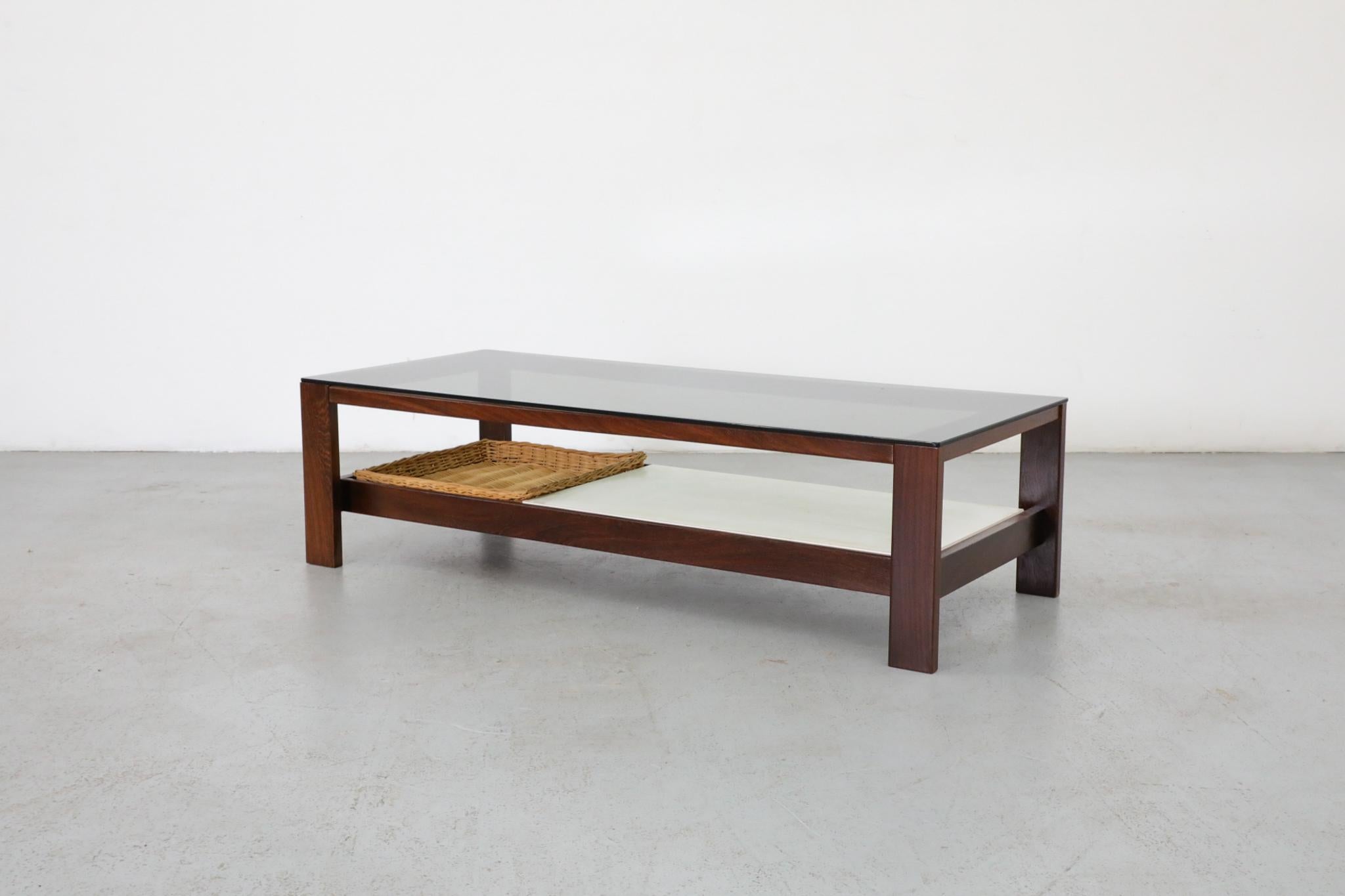 Néerlandais Table basse en wengé, formica et verre avec panier en rotin de Kho Liang Ie en vente