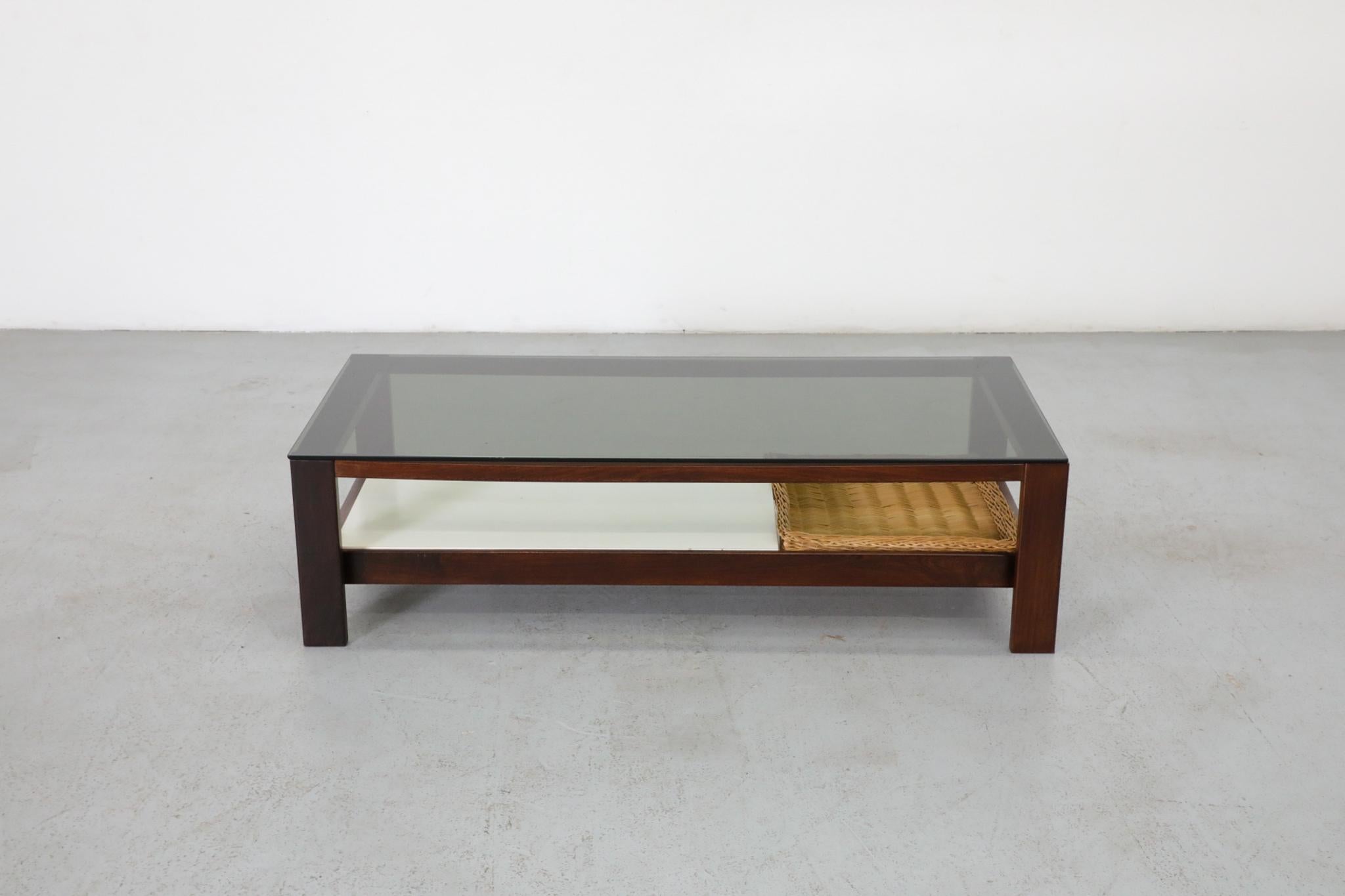 Rotin Table basse en wengé, formica et verre avec panier en rotin de Kho Liang Ie en vente