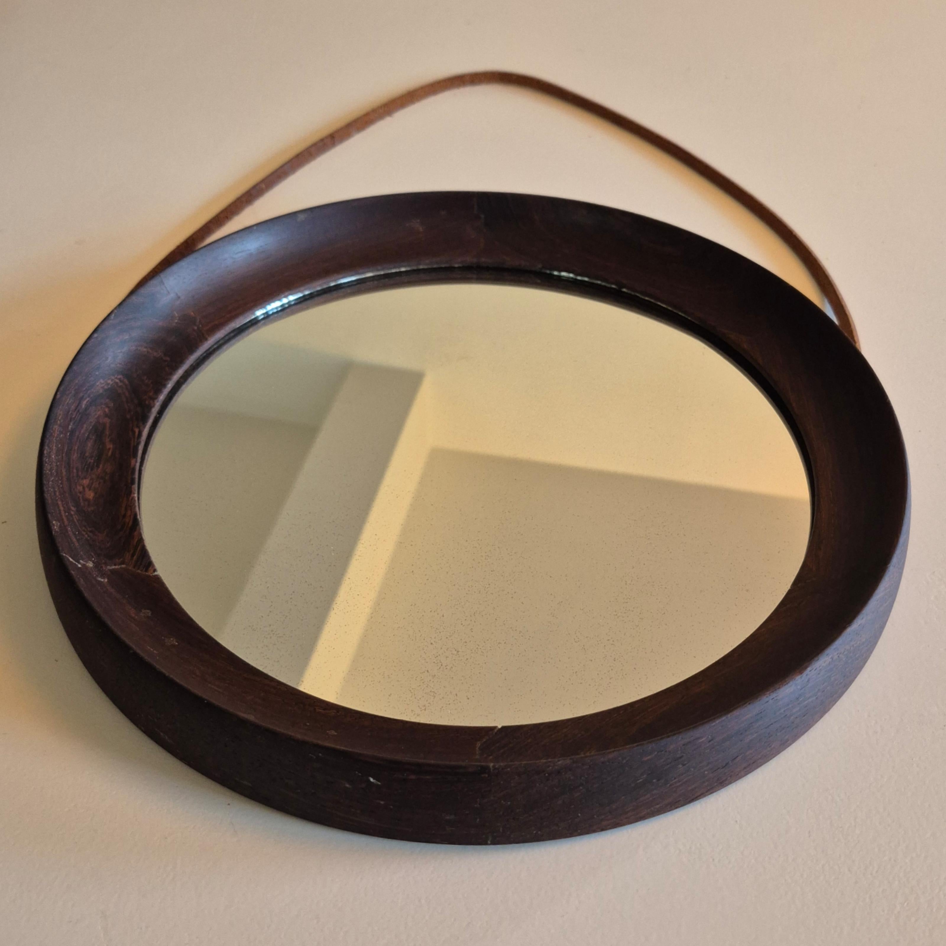 Scandinave moderne Miroir mural rond en wengé par Uno & Östen Kristiansson pour Luxus, Suède années 1960 en vente