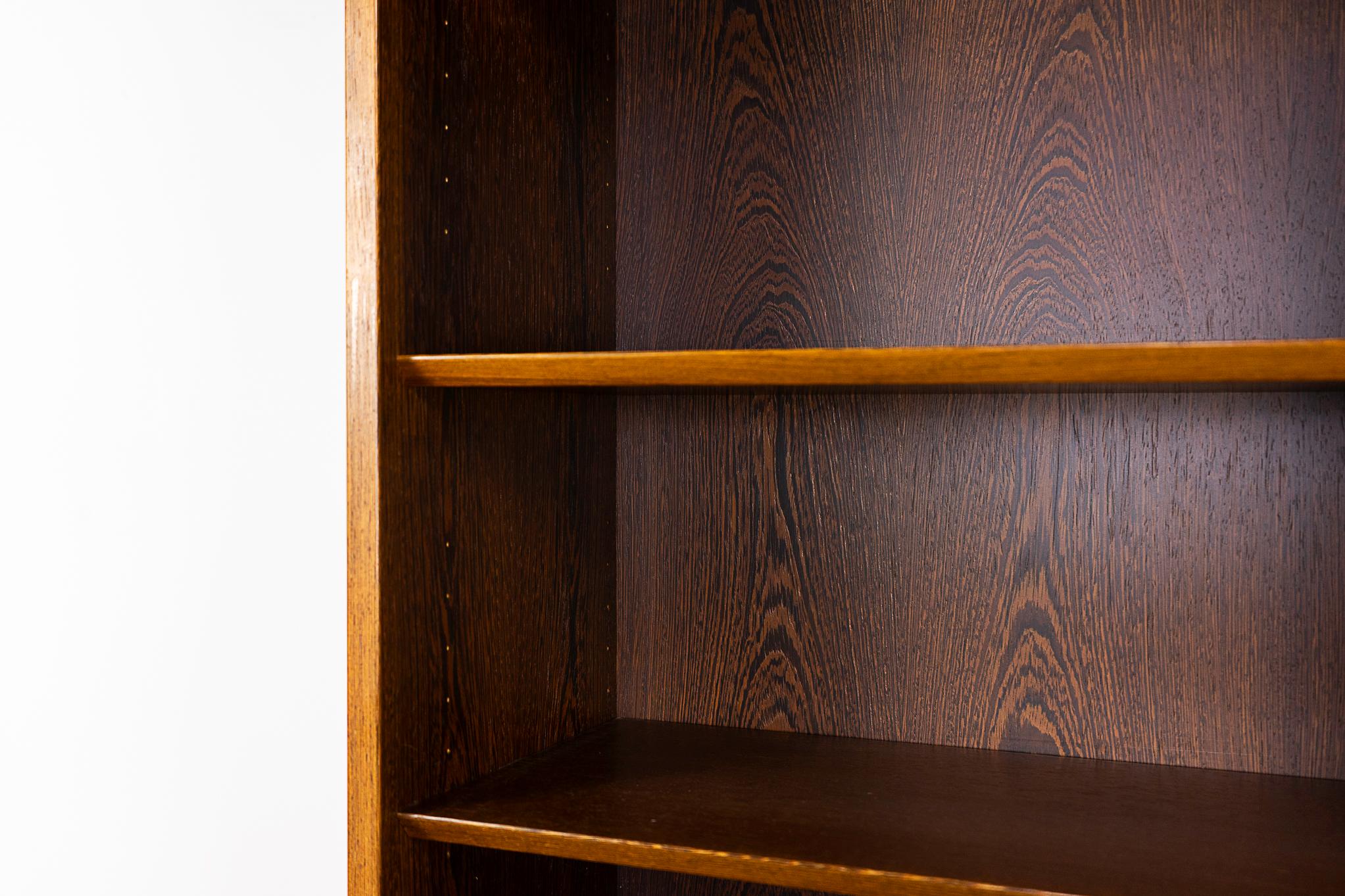 Wenge Wood Bookcase by Hundevad In Good Condition For Sale In VANCOUVER, CA