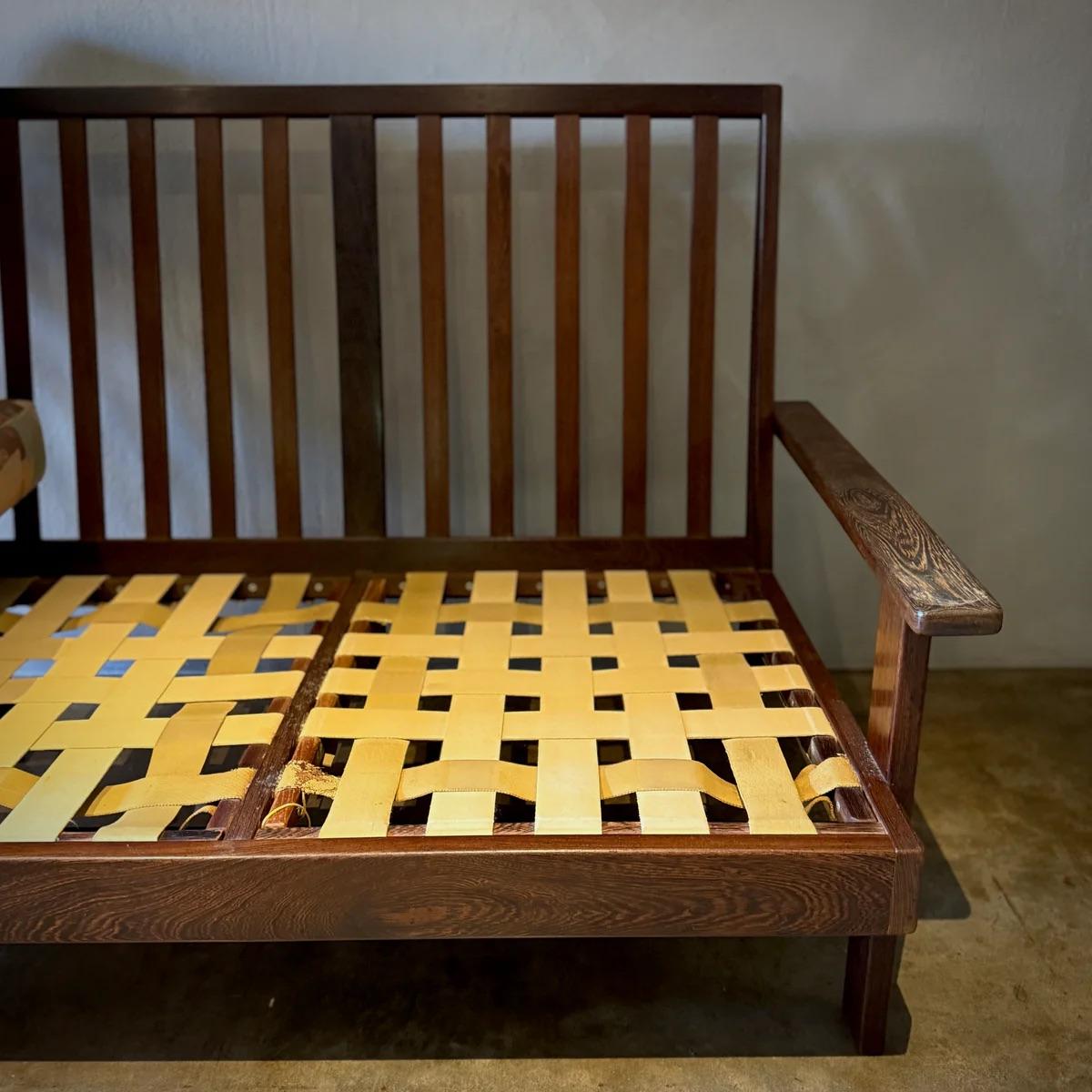 Divano in legno di wengé in vendita 1