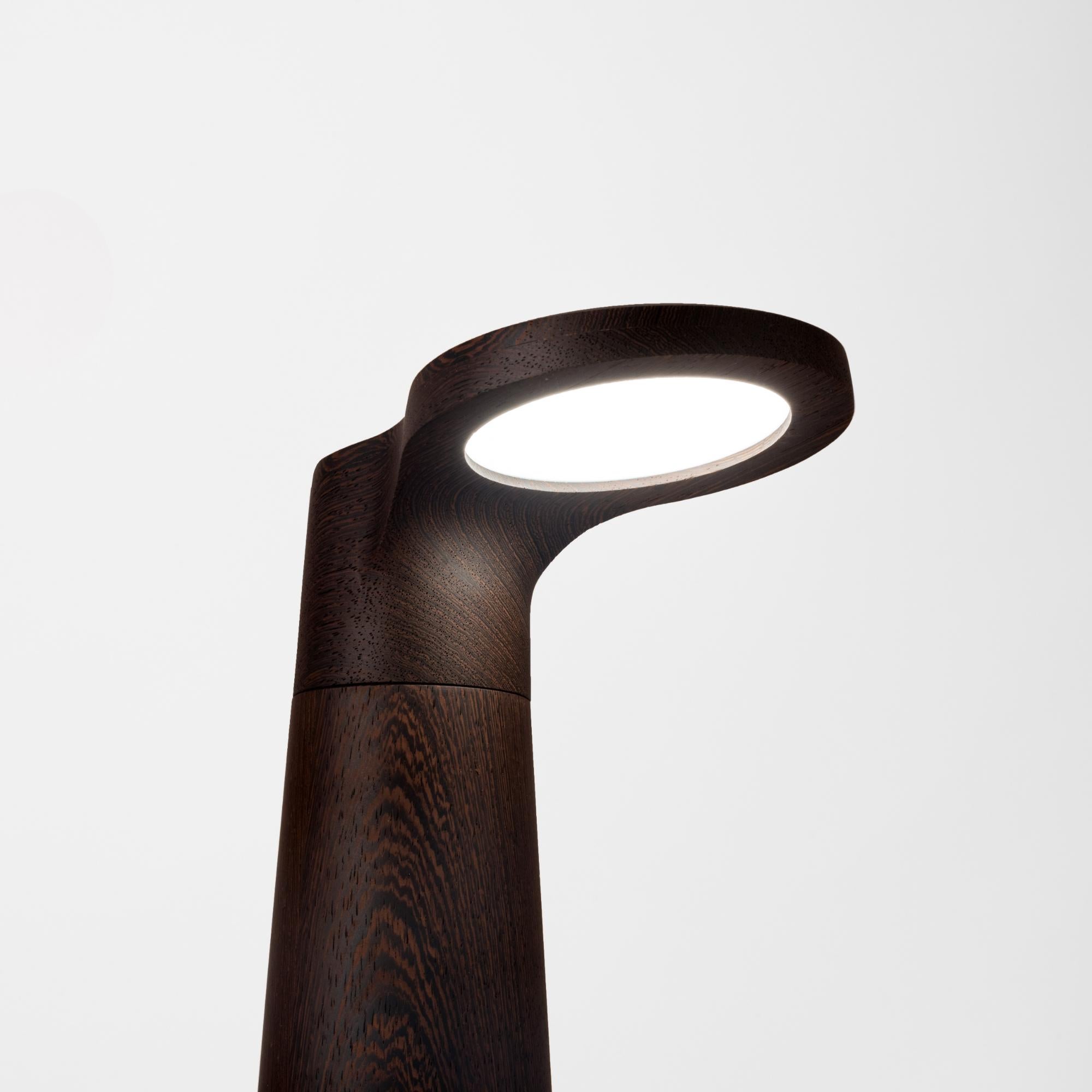 Moderne Wengè Wood, lampe de studio par Isato Prugger en vente