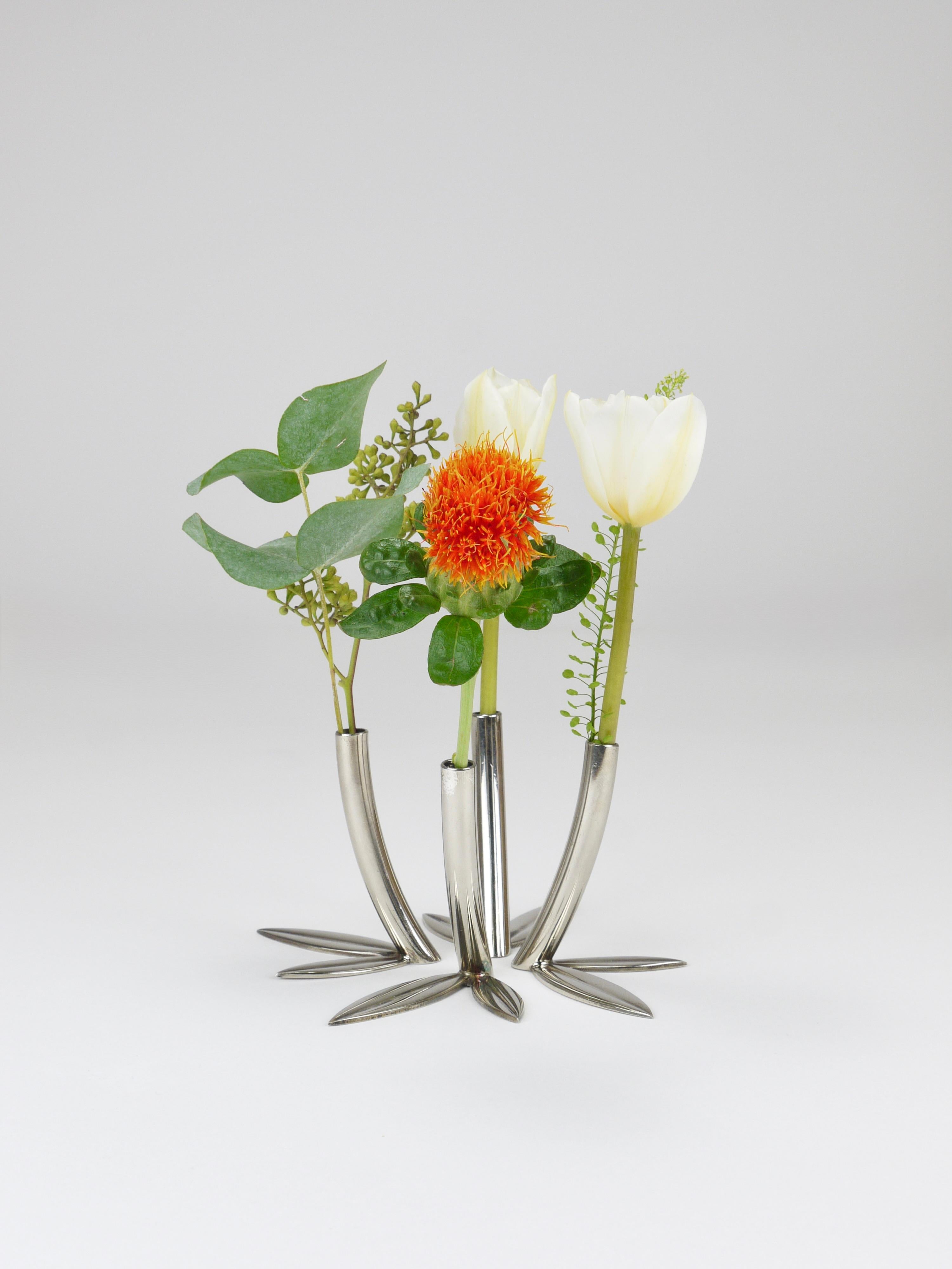 Un set di quattro deliziosi vasi a stelo singolo Solifleur degli anni '60, prodotti da Workshop Hagenauer, Vienna, Austria. Il design di questi oggetti decorativi risale al 1932 e furono originariamente concepiti come decorazioni per la tavola. Ogni