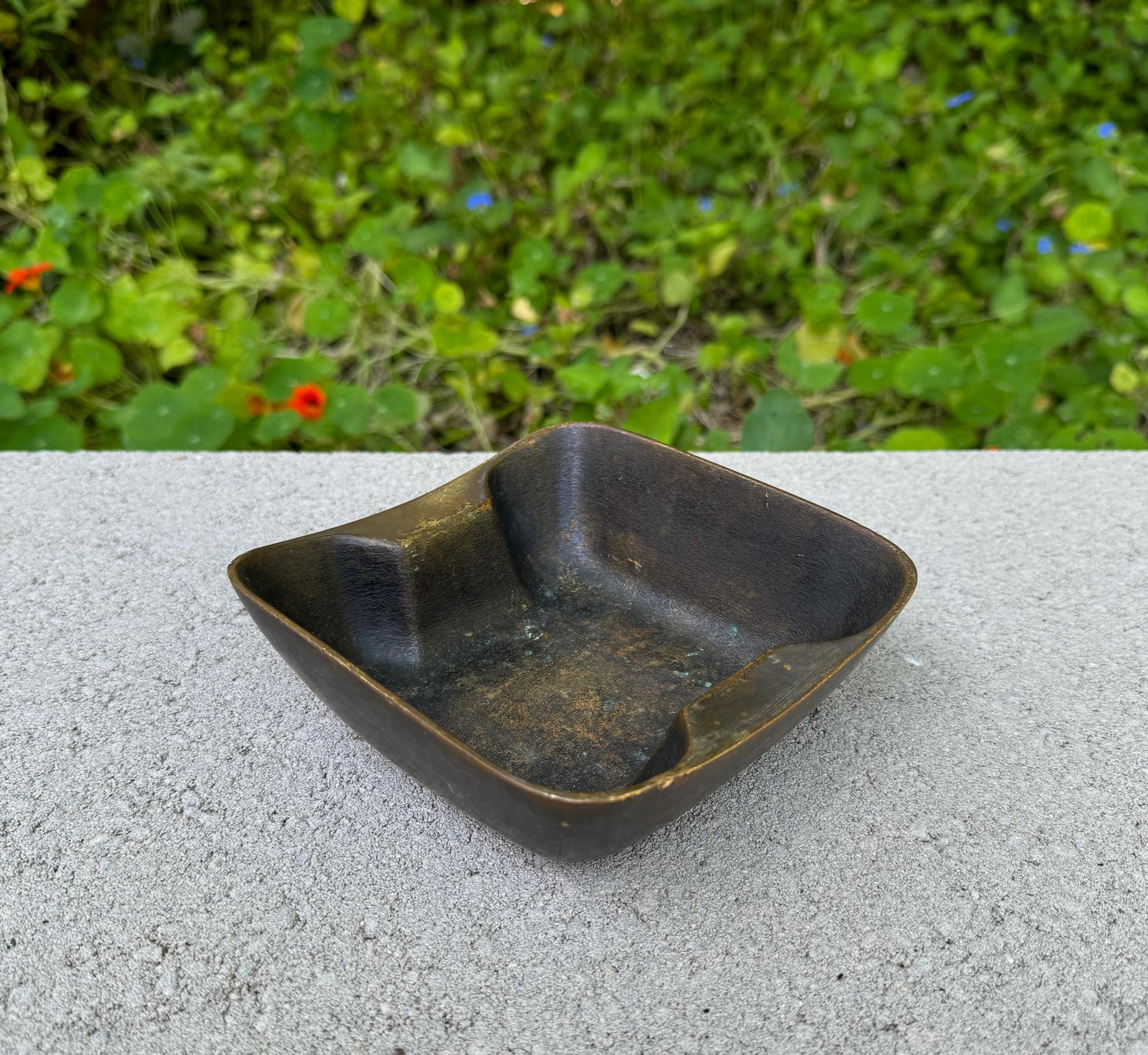 Mid-Century moderno Posacenere / Ciotola in ottone modernista Werkstätte Hagenauer, Austria, anni '50 in vendita