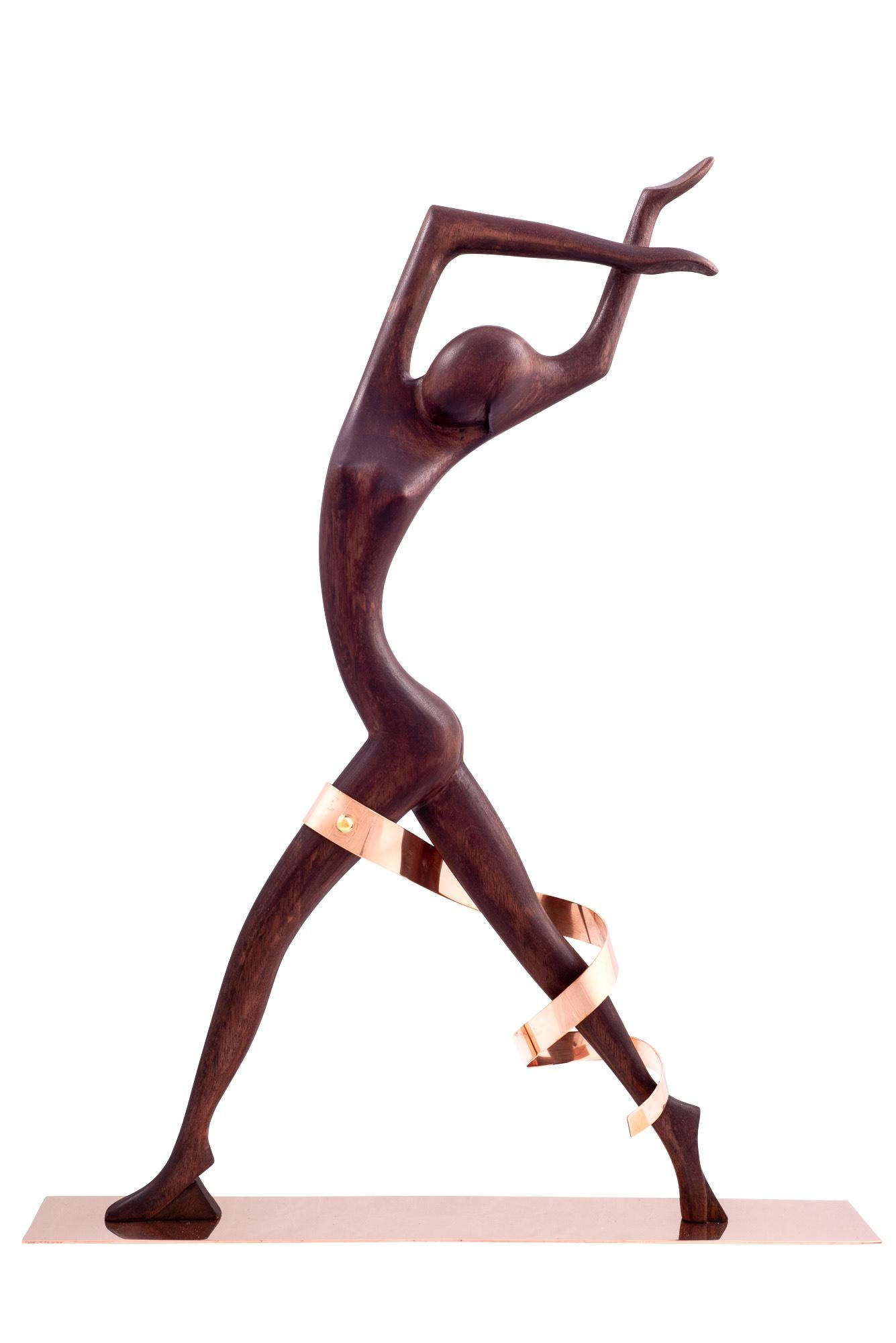 After being taken over by Karl Hagenauer, the workshop began to produce their famous figurines /After Karl Hagenauer took over the workshop, they began to produce their famous figurines.
The dancer shows a graceful pose with raised arms, one of the