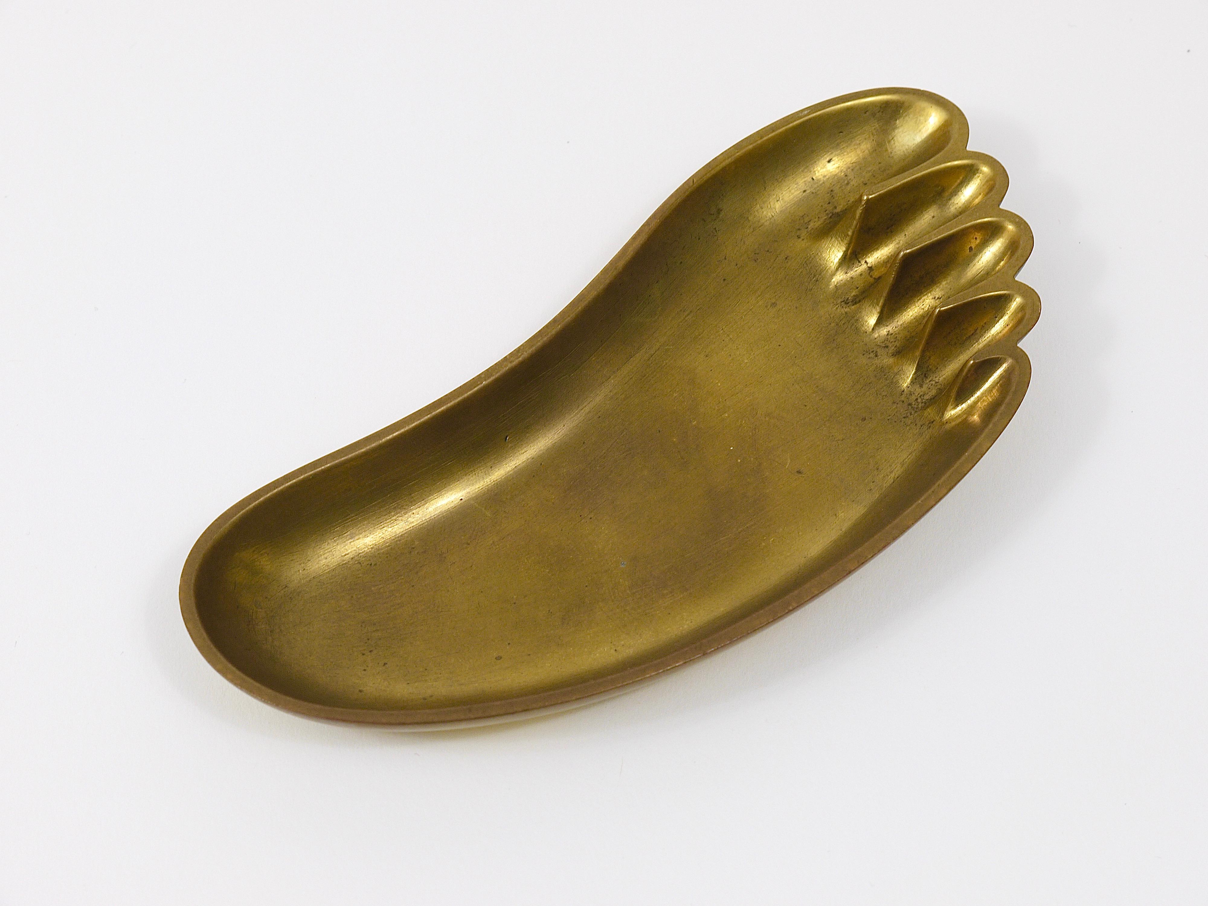 Werkstätte Hagenauer Sculptural Foot Bowl or Tray, Midcentury, Brass, Austria For Sale 4