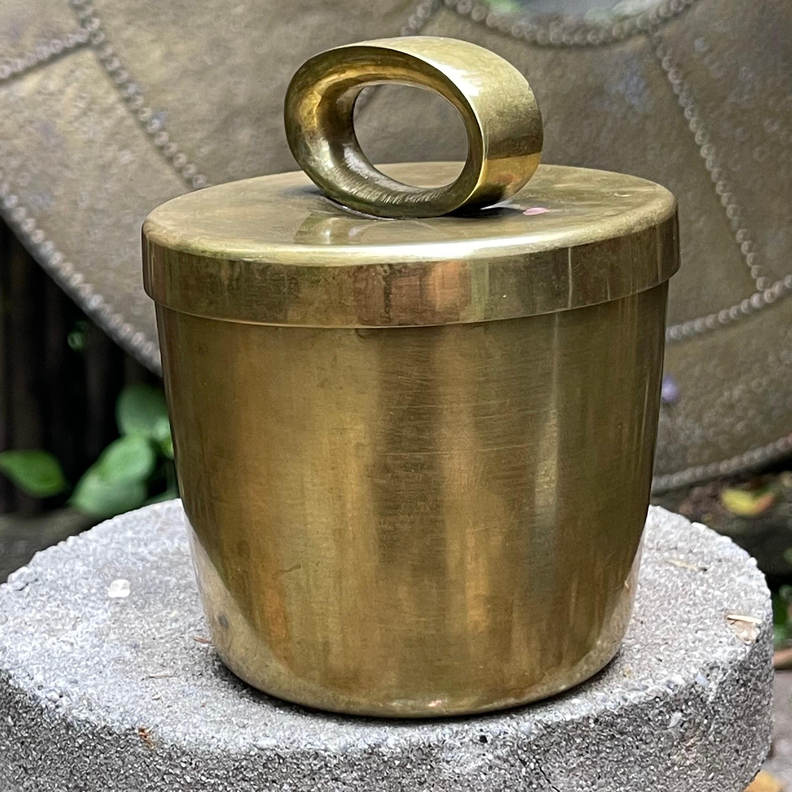 Werkstätte Hagenauer Wien Modernist Hand Wrought Brass Lidded Box Vessel In Good Condition For Sale In Jensen Beach, FL