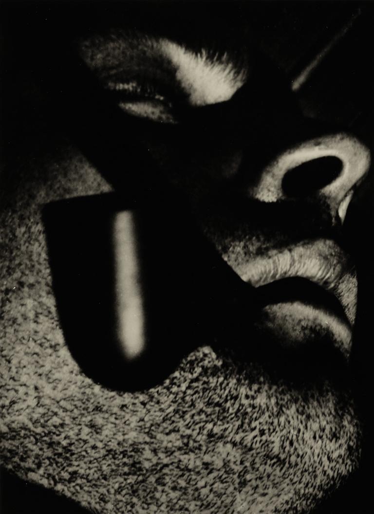 Portrait Photograph Werner David Feist - Homme à la pipe (Kurt Stolp)