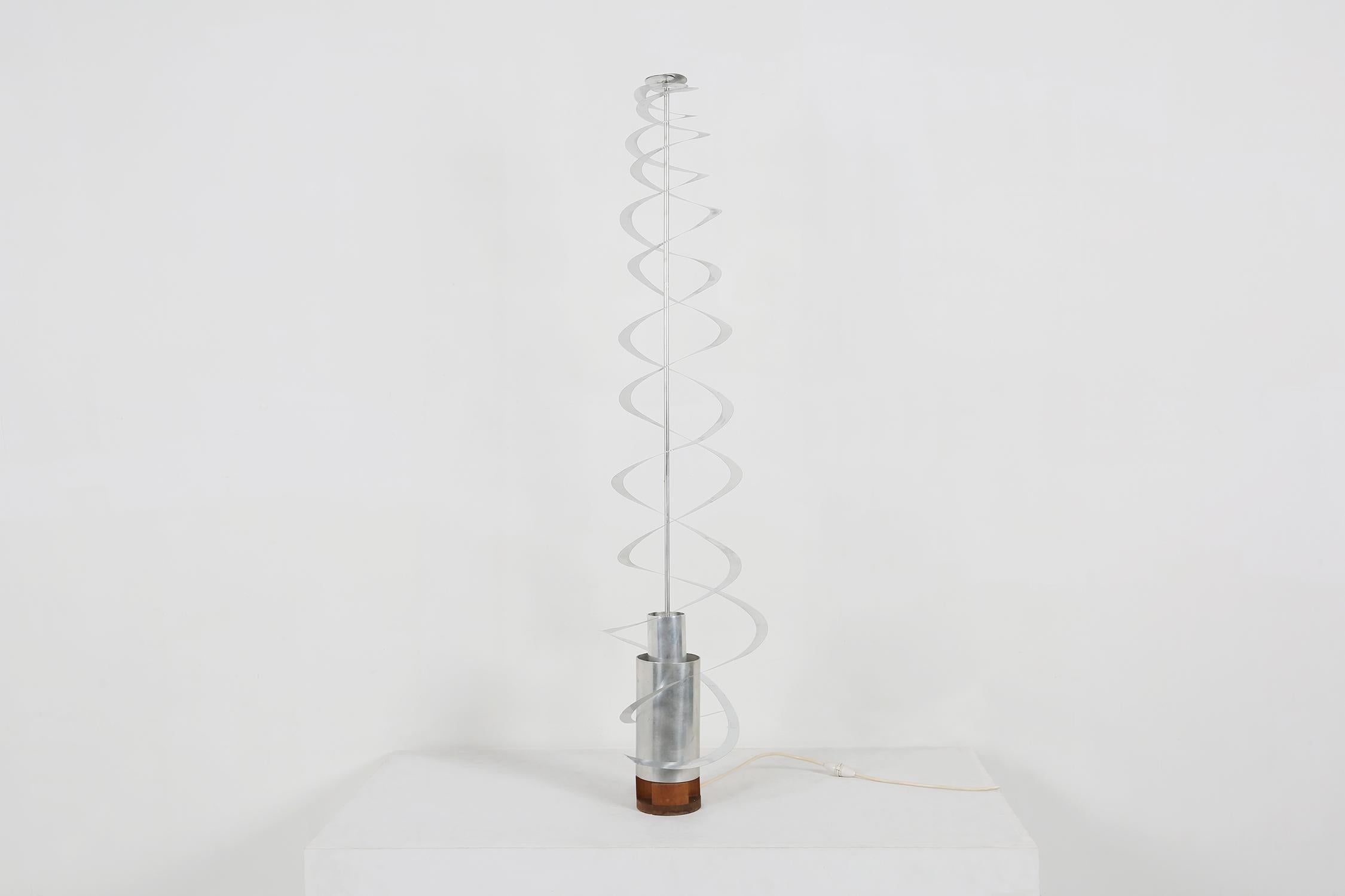 Rare lampe d'avant-garde conçue par le designer français Werner Epstein pour Inter Neo.
La lampe a été exposée au 