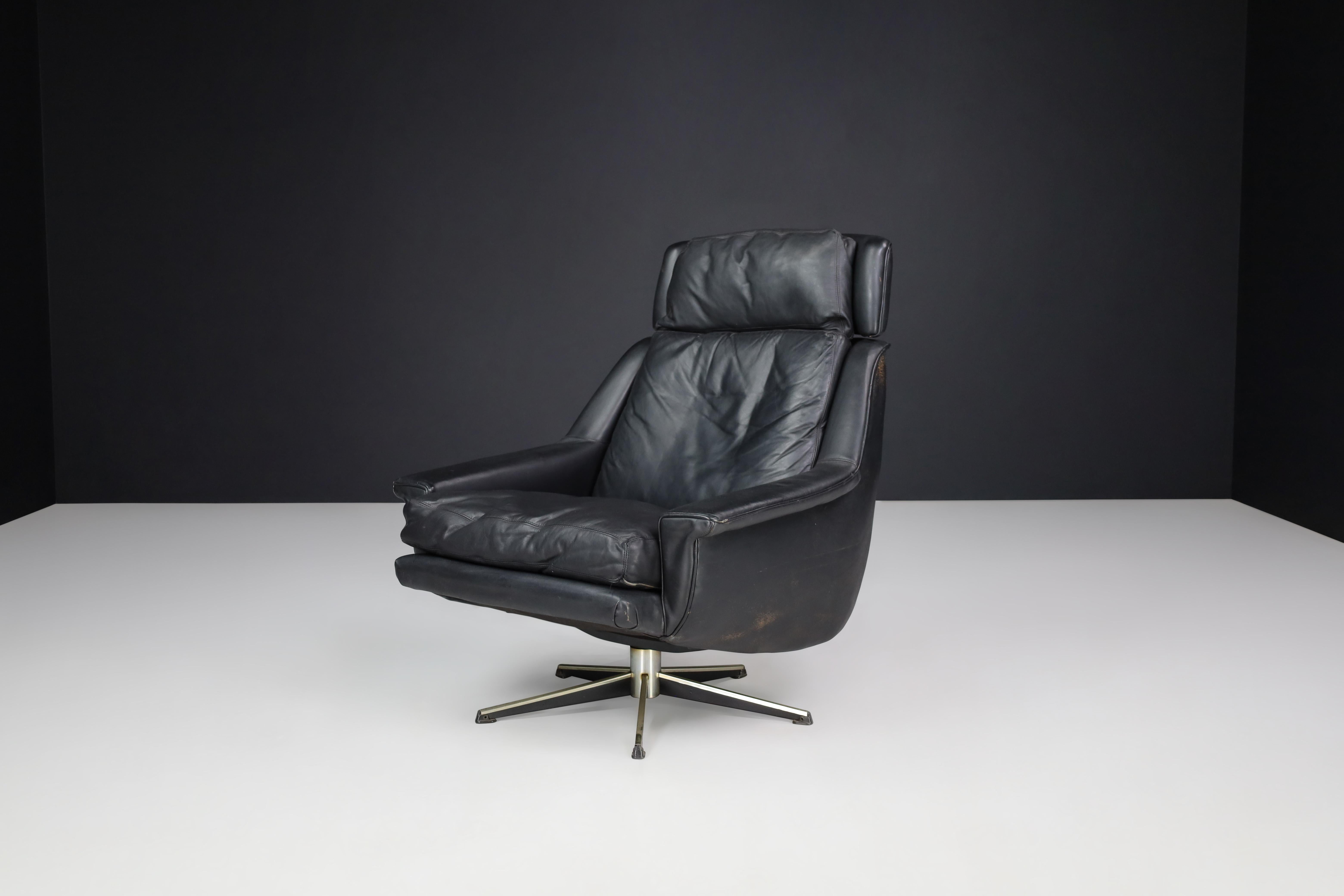 Werner Langefeld For ESA Møbelværk Patinated Leather Lounge Chair Denmark 1960s

This lounge chair, designed by Werner Langefeld for ESA Møbelværk in Denmark, was created in 1960 and remains in its original condition. It features a swivel base