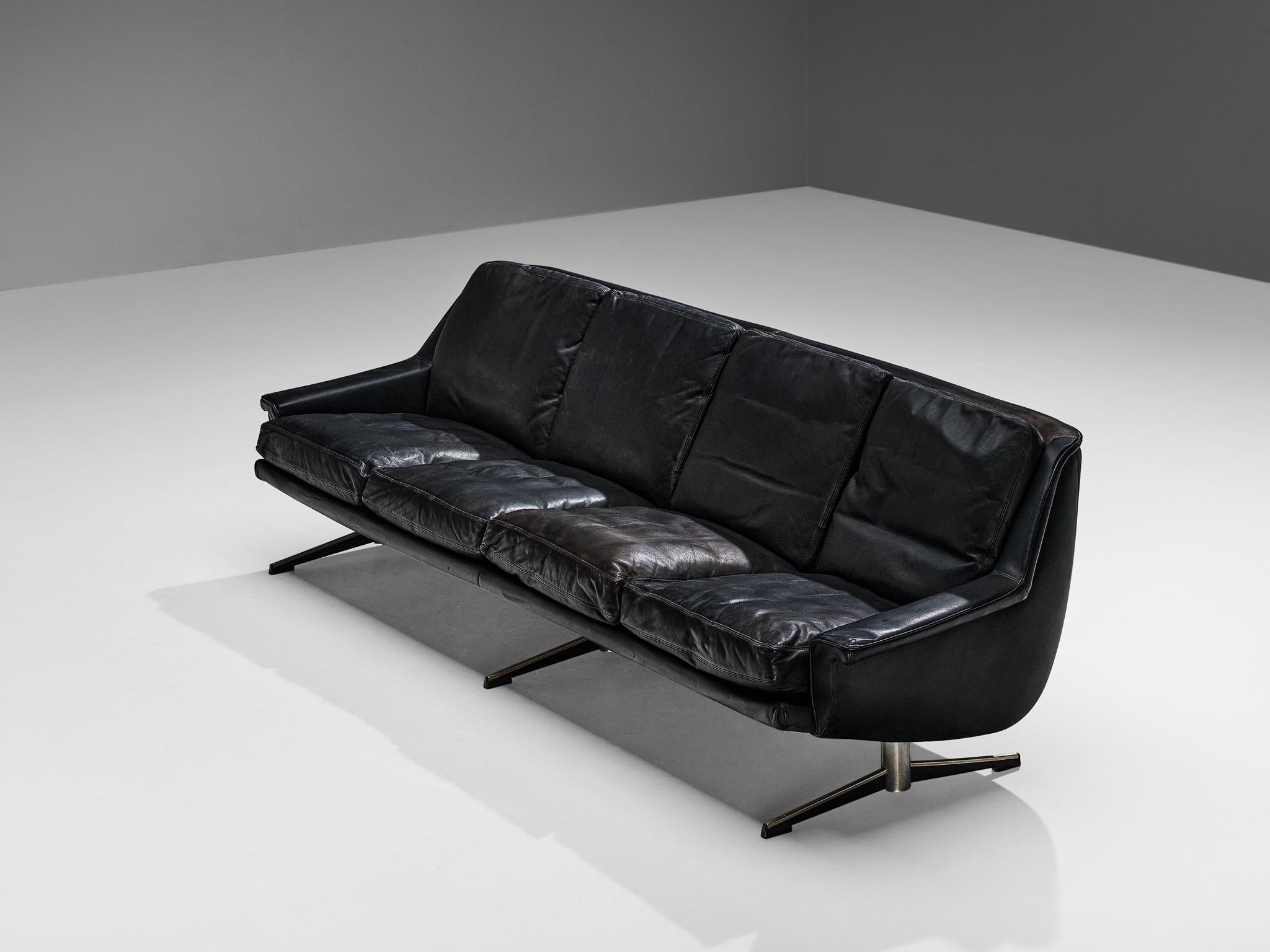 Werner Langenfeld for ESA, sofa, leather, chrome-plated steel, aluminum, Denmark, 1960s

This modern sofa features a splendid construction designed with a minimalist approach. When seen from the side, the backrest develops in a curvaceous movement