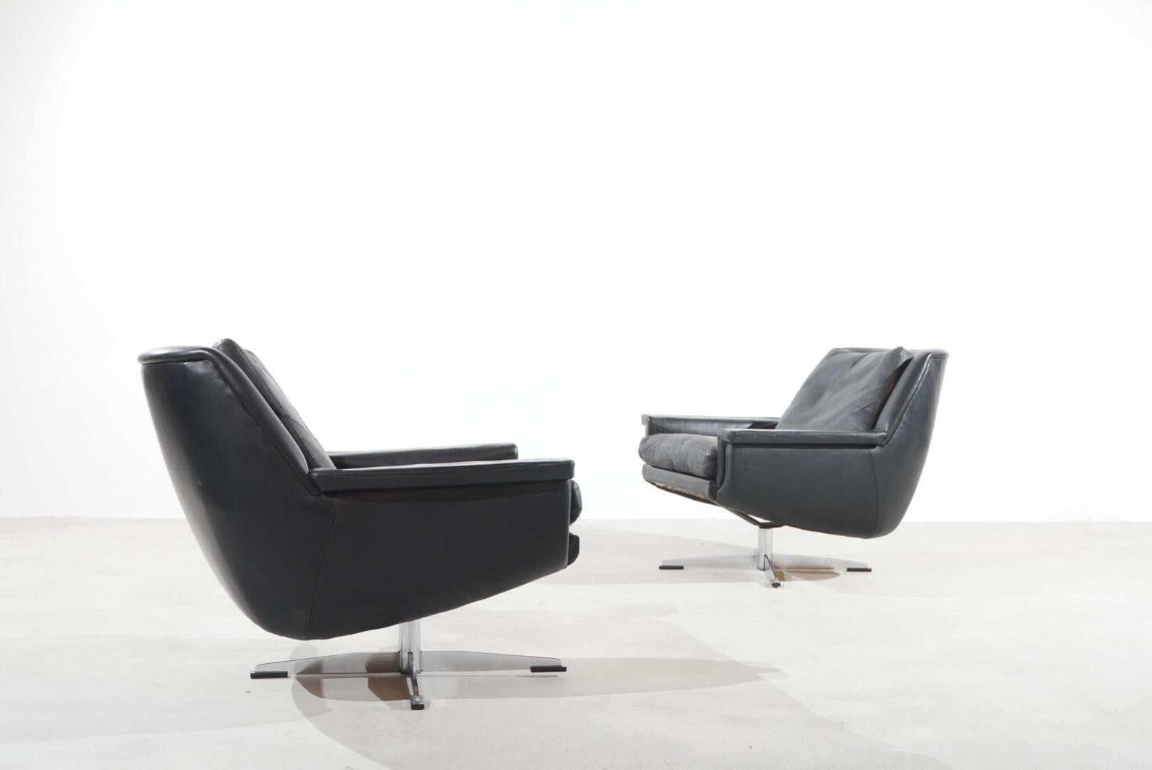 ESA Moebelwerk Denmark Model 802 lounge chair plus ottoman. 

The design is from Werner Langenfeld during the 1960s.

This armchair was produced in Denmark and is made of smooth black aniline leather.

Rare model with a unique heavy steel