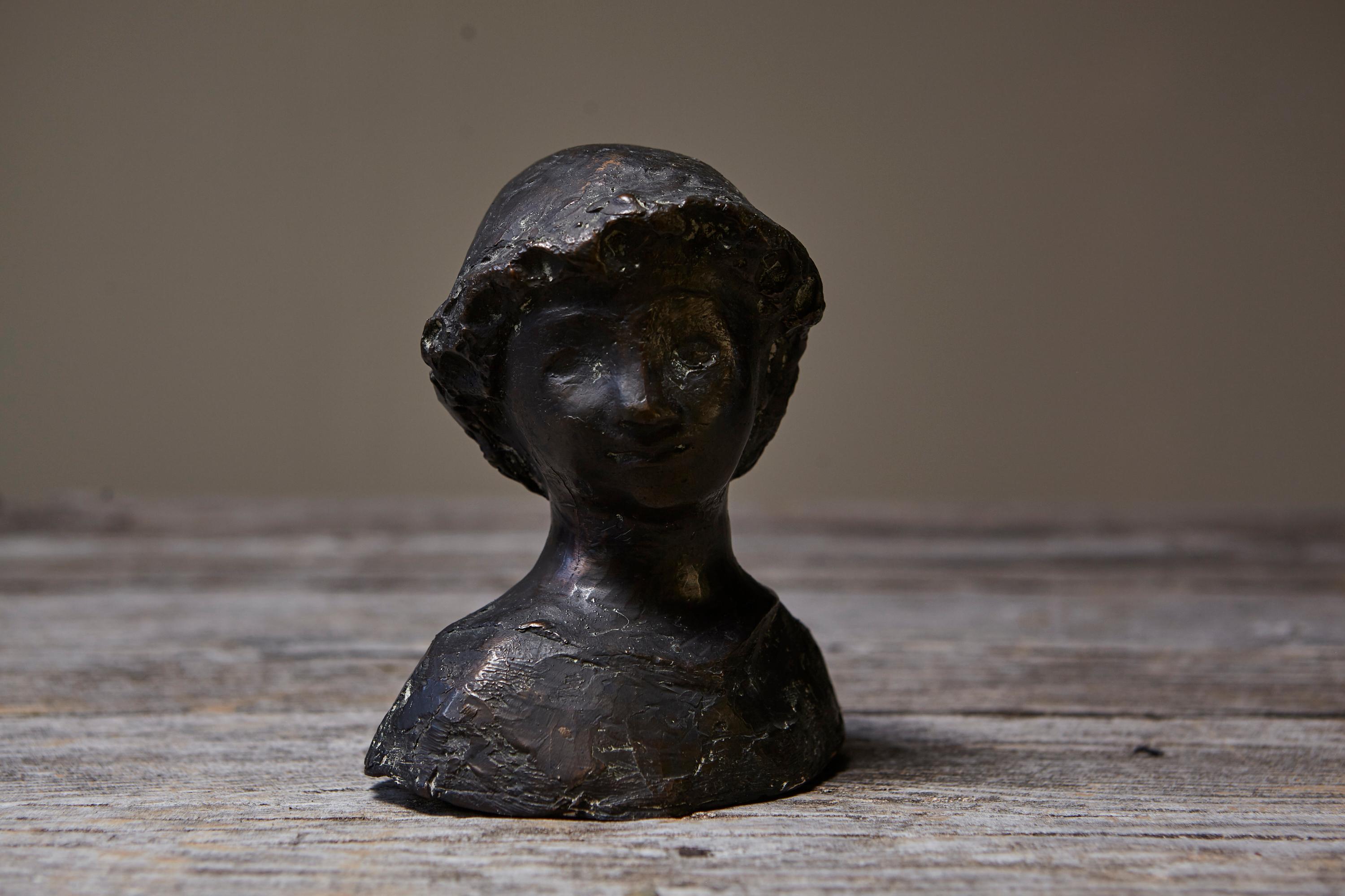 Buste en bronze d'un jeune garçon par le sculpteur allemand Werner Meurer (1911-1986), exécuté dans une patine sombre et nuancée et coulé en nombre très limité, conformément à la pratique de l'artiste. Le buste compact présente l'équilibre