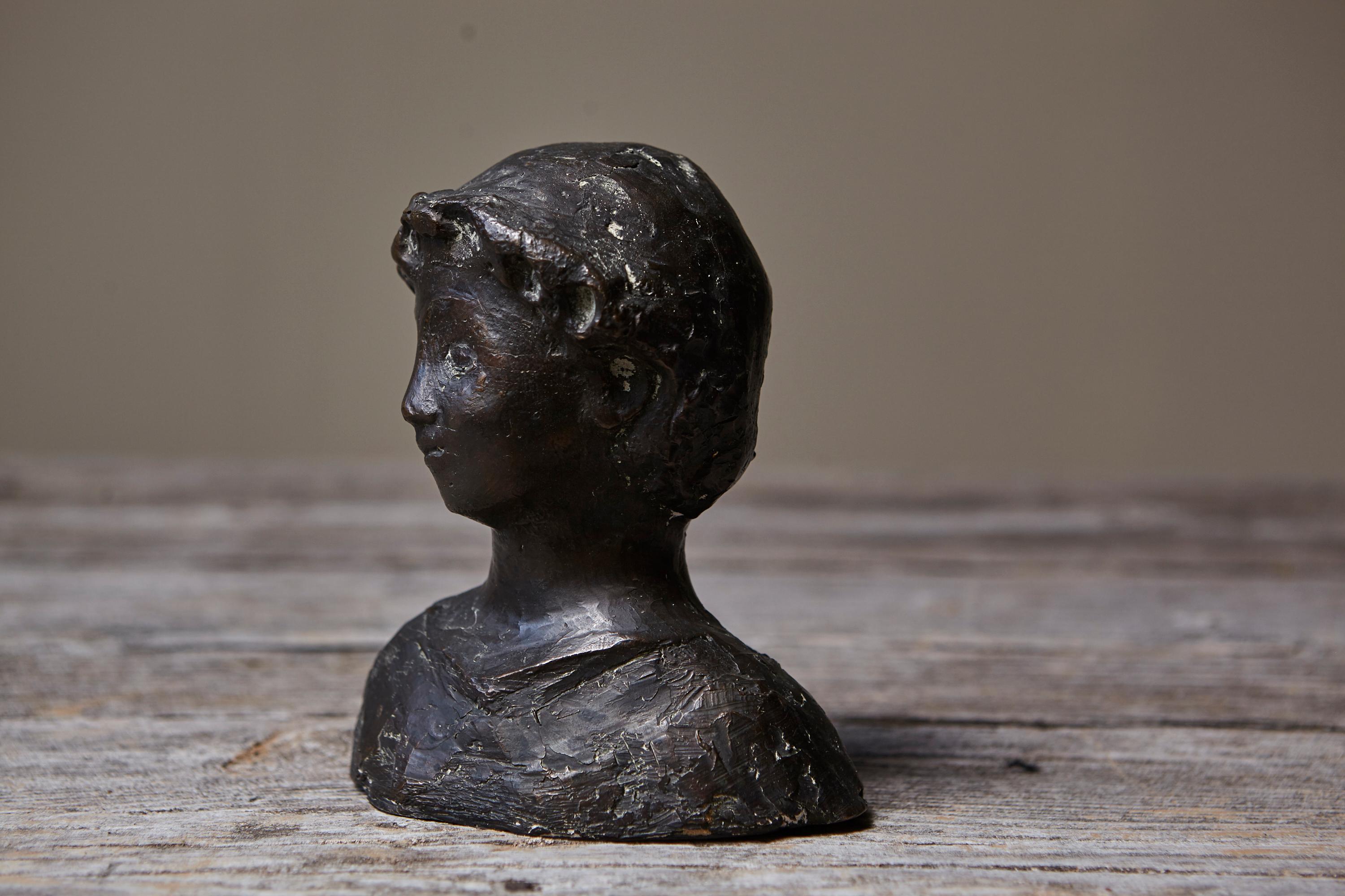 Milieu du XXe siècle Werner Meurer Buste en bronze d'un garçon, fonte limitée Allemagne Milieu du 20e siècle en vente