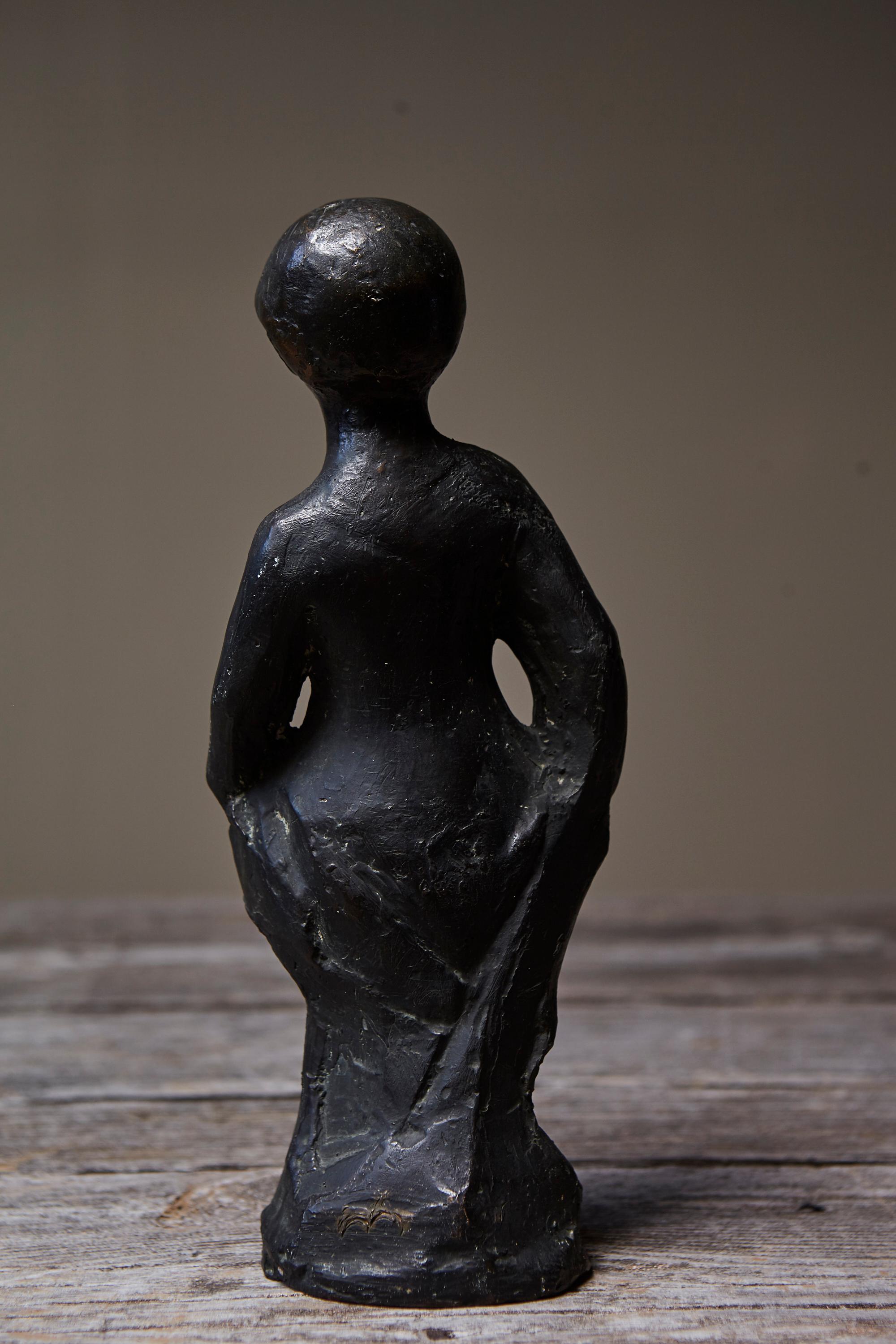 Sculpture en bronze de Werner Meurer représentant une jeune fille debout, milieu du 20e siècle, Allemagne en vente 2