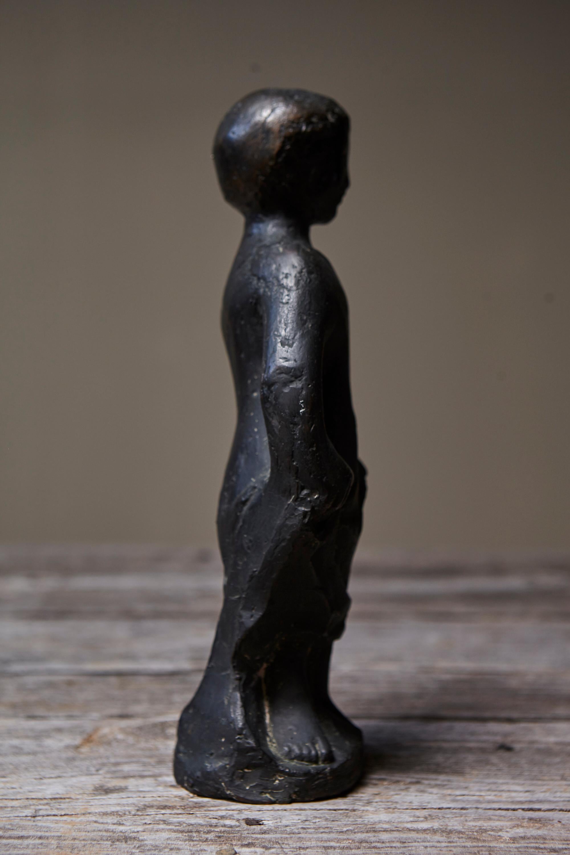 Sculpture en bronze de Werner Meurer représentant une jeune fille debout, milieu du 20e siècle, Allemagne en vente 4