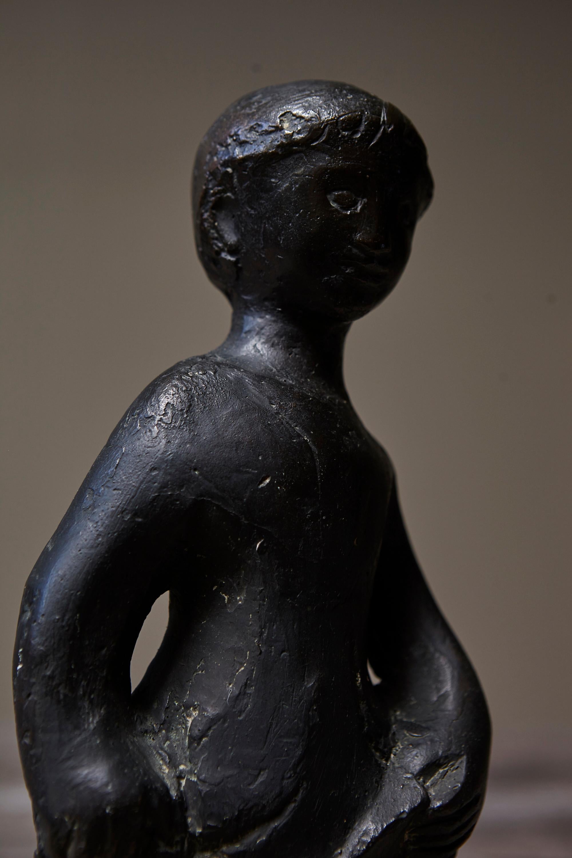 Sculpture en bronze de Werner Meurer représentant une jeune fille debout, milieu du 20e siècle, Allemagne en vente 6