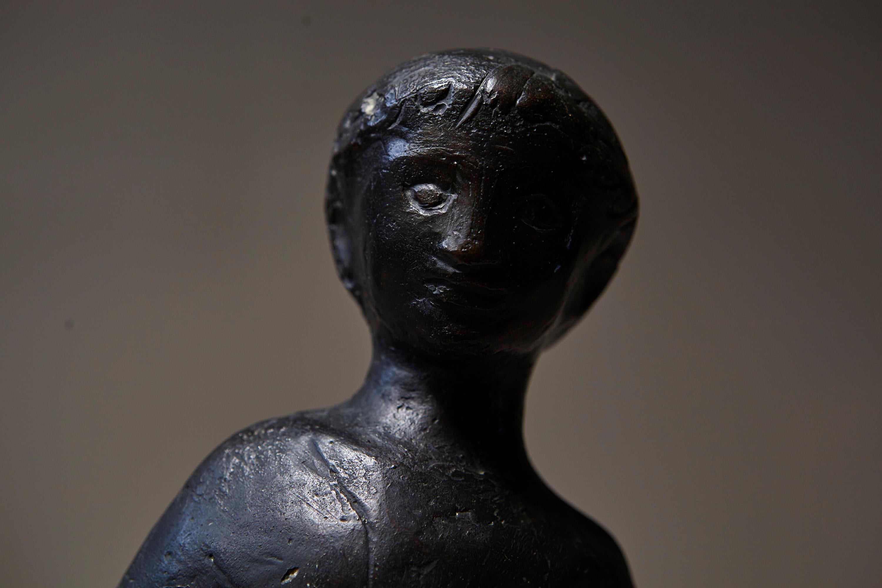 Sculpture en bronze de Werner Meurer représentant une jeune fille debout, milieu du 20e siècle, Allemagne en vente 8