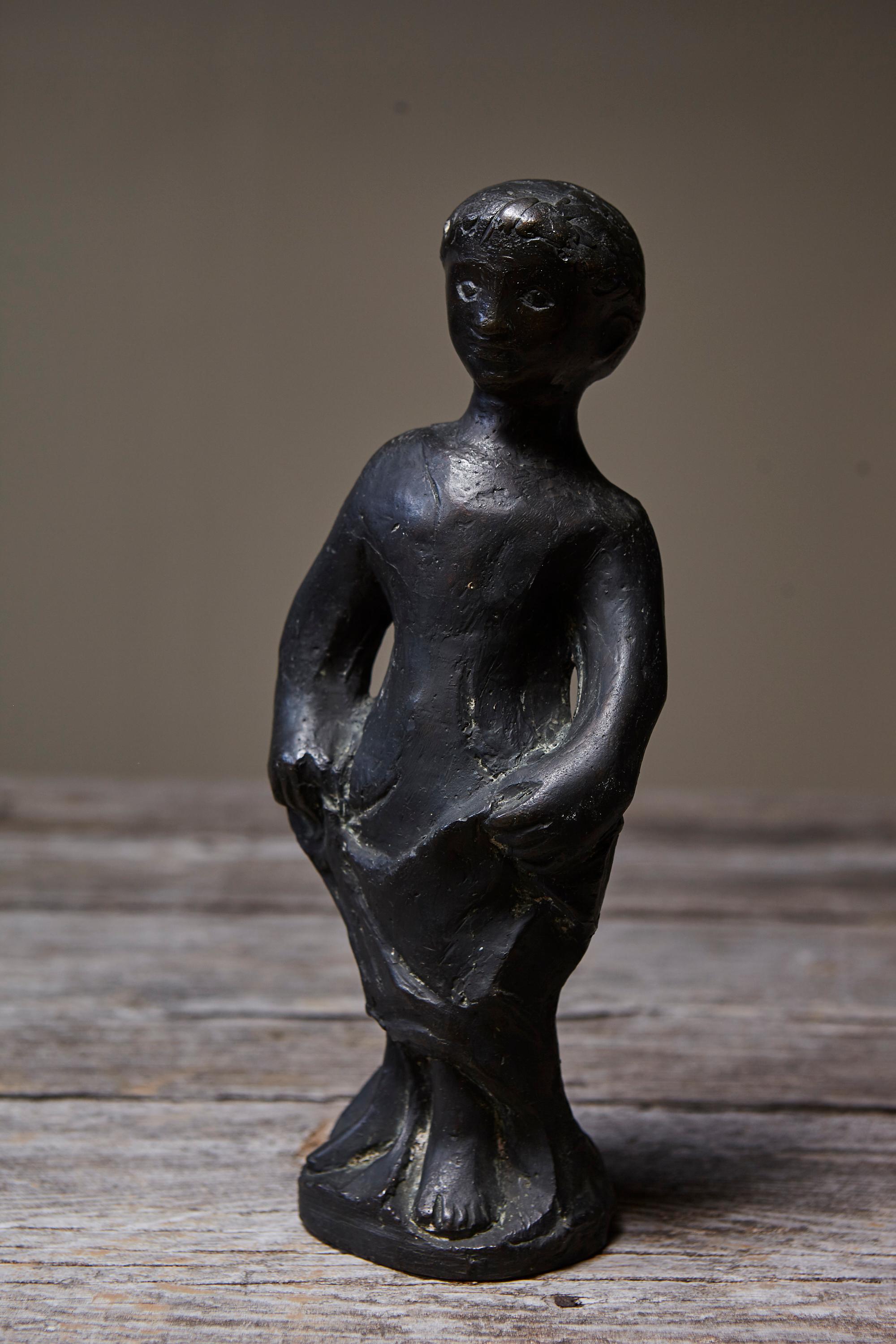 Cette exquise sculpture en bronze du sculpteur allemand Werner Meurer (1911-1986) présente une jeune fille debout, coulée en édition strictement limitée à partir de l'un des rares tirages autorisés de l'artiste. Meurer a étudié à la Werkschule