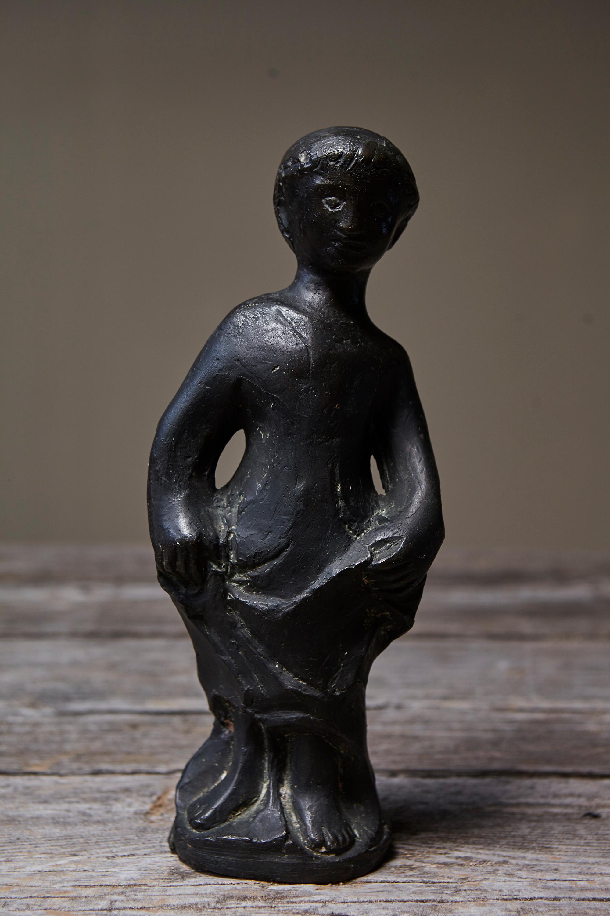 Artisanat Sculpture en bronze de Werner Meurer représentant une jeune fille debout, milieu du 20e siècle, Allemagne en vente