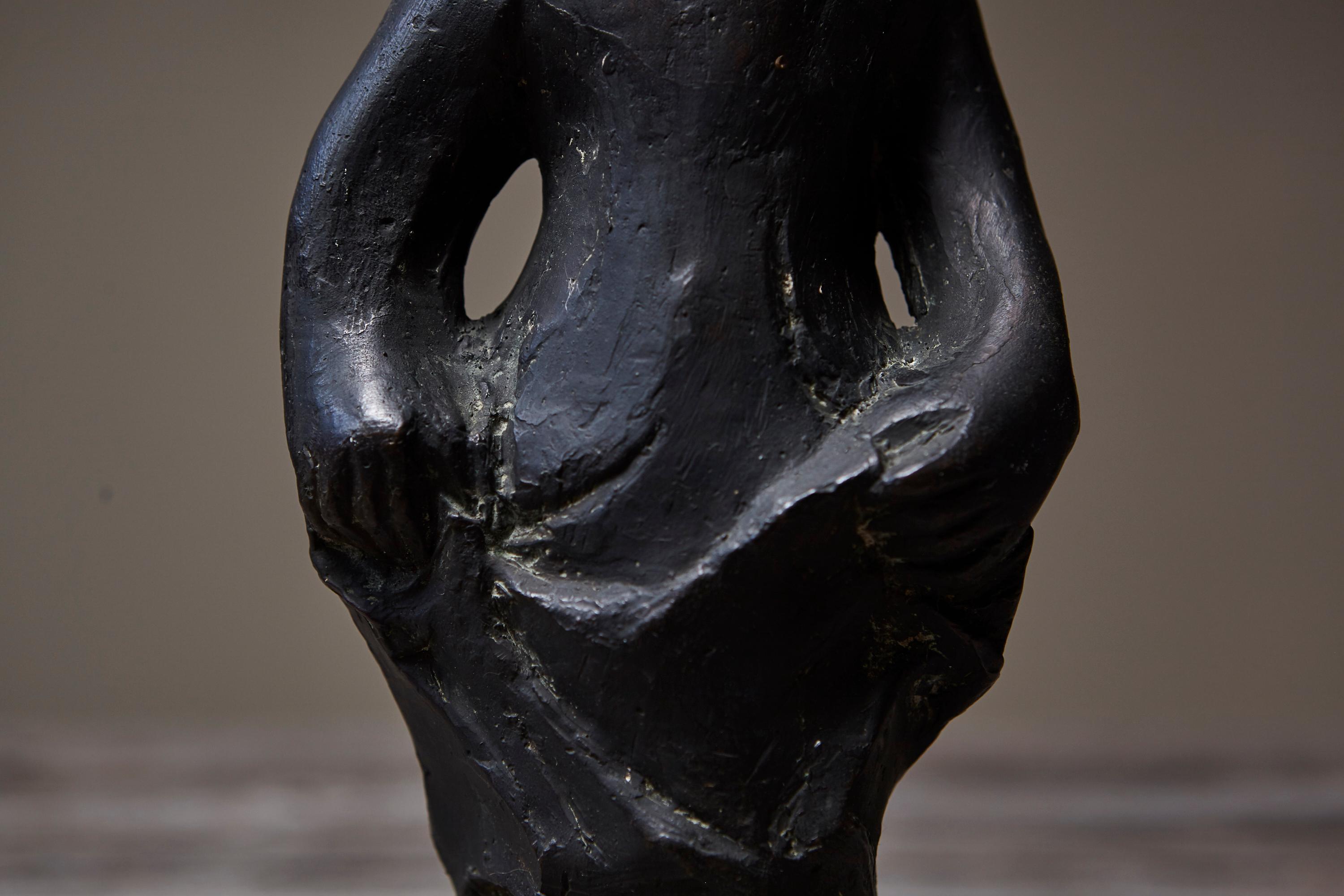 Allemand Sculpture en bronze de Werner Meurer représentant une jeune fille debout, milieu du 20e siècle, Allemagne en vente