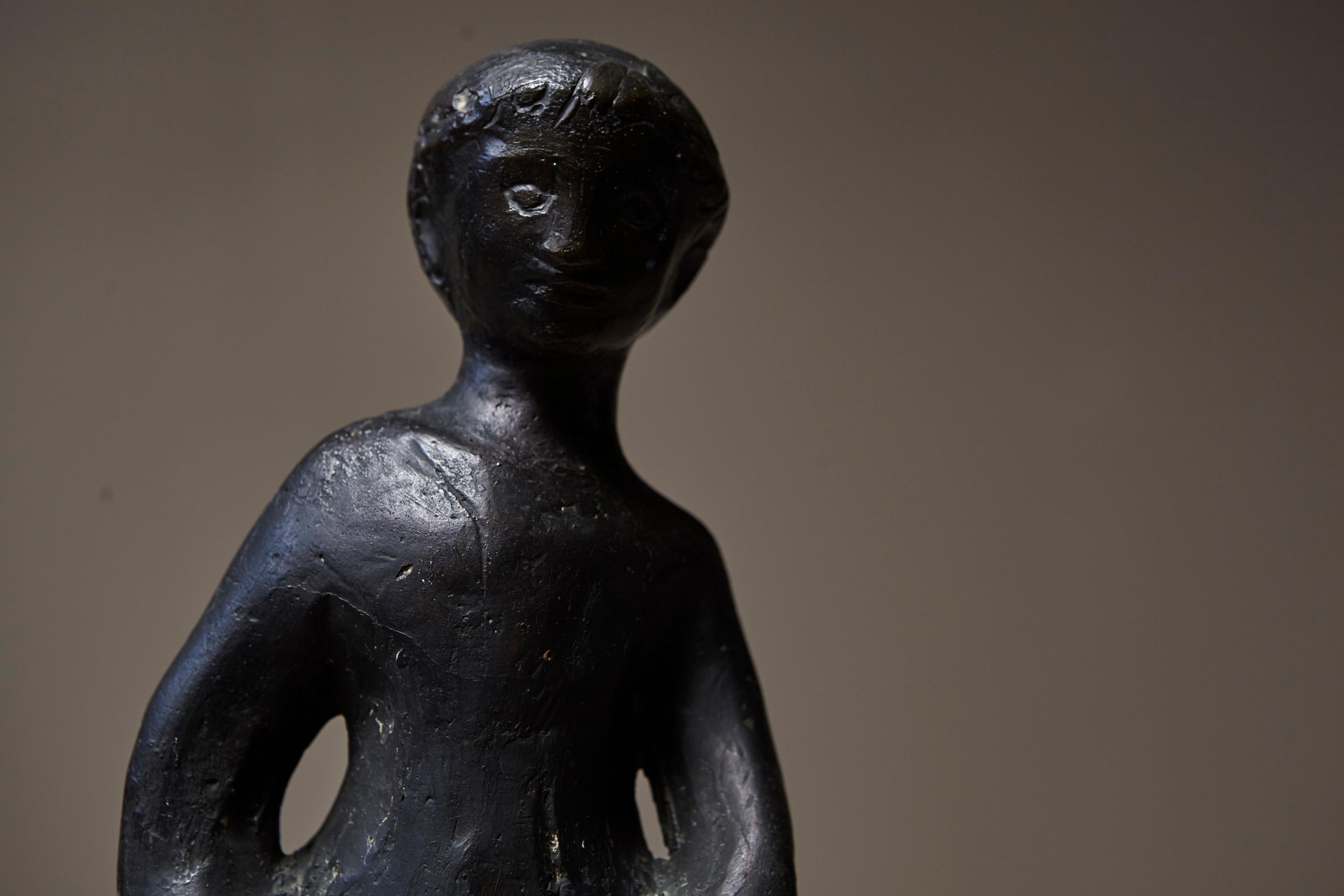 Sculpture en bronze de Werner Meurer représentant une jeune fille debout, milieu du 20e siècle, Allemagne Bon état - En vente à Aramits, Nouvelle-Aquitaine